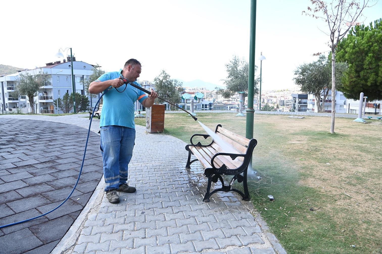 Kuşadası Belediyesi ekiplerinden temizlik çalışması