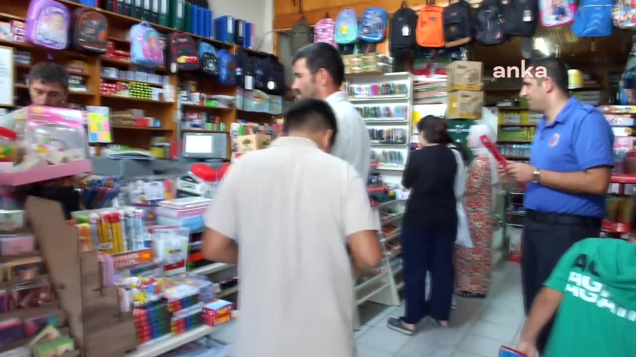 Burhaniye'de "askıda kırtasiye" uygulaması ilgi gördü: 170 bin liralık kırtasiye yardımı yapıldı
