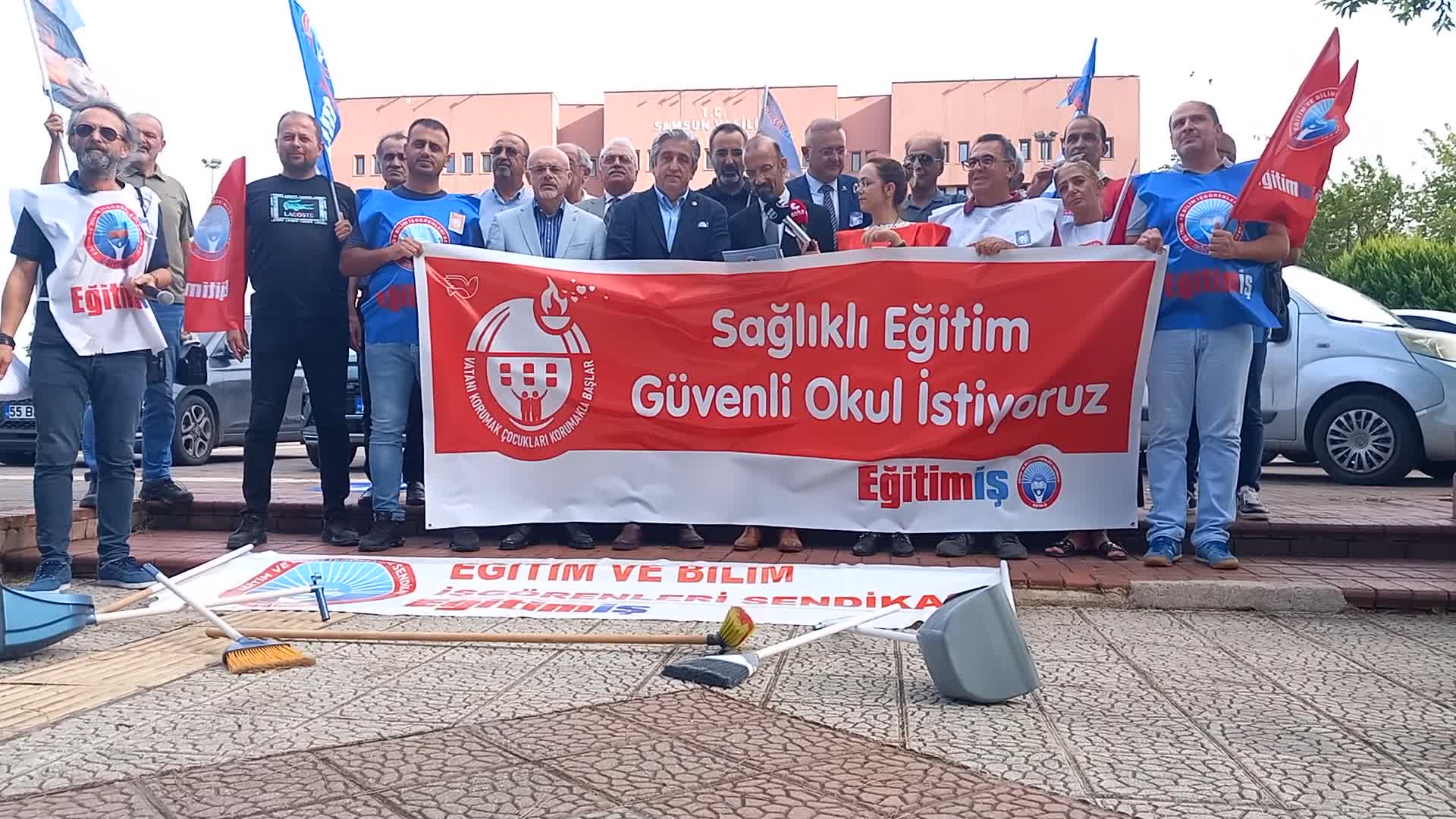 Öğretmenler Samsun Valiliği önünden seslendi: "Sağlıklı eğitim, güvenli okul haktır"