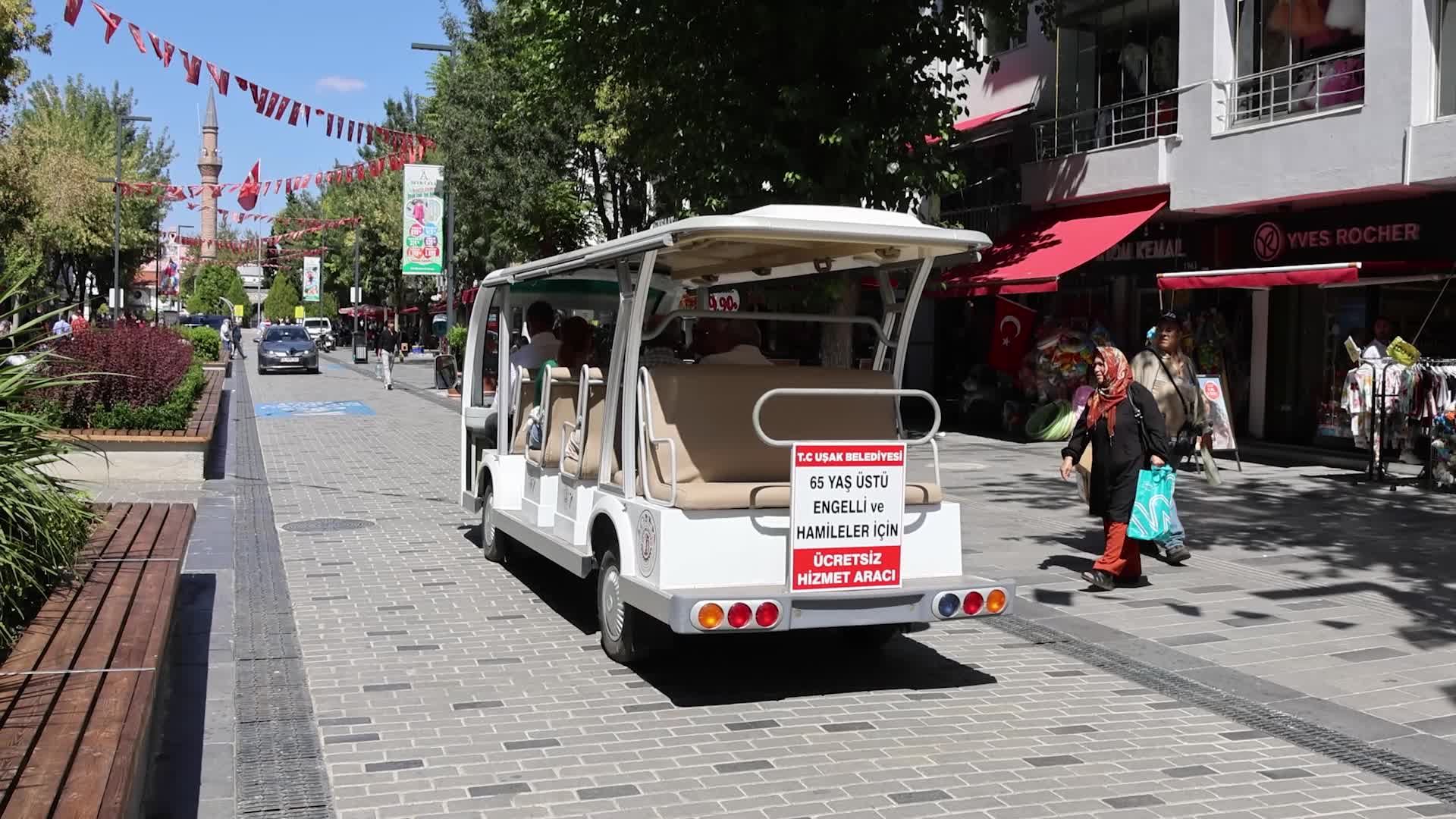 Uşak’ın İsmetpaşa Caddesi’nde “buggy” araçlarla ulaşım dönemi