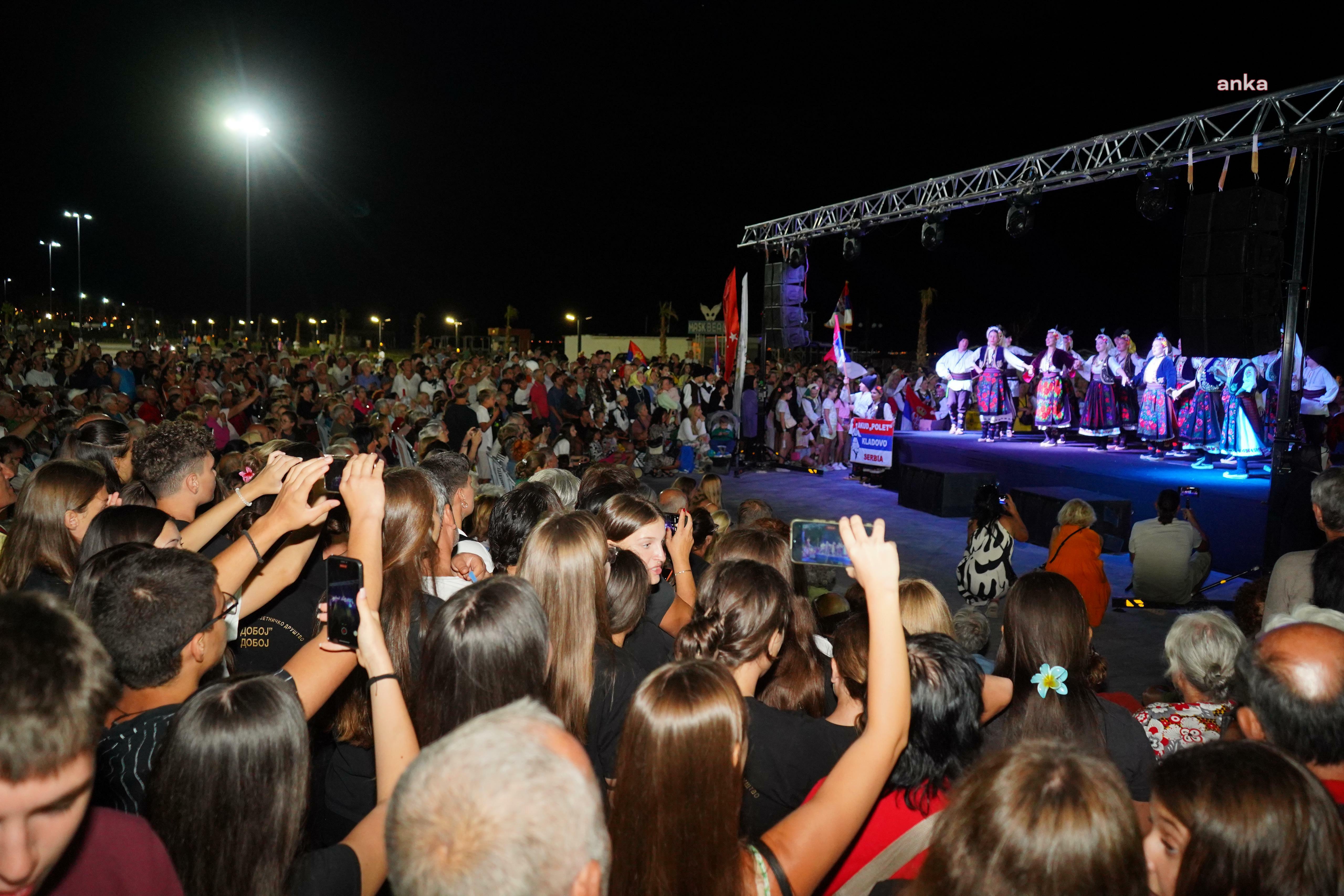 Ayvalık'ta düzenlenen 22. Sarımsaklı Trophy Halk Oyunları Festivali, renkli görüntülere sahne oldu