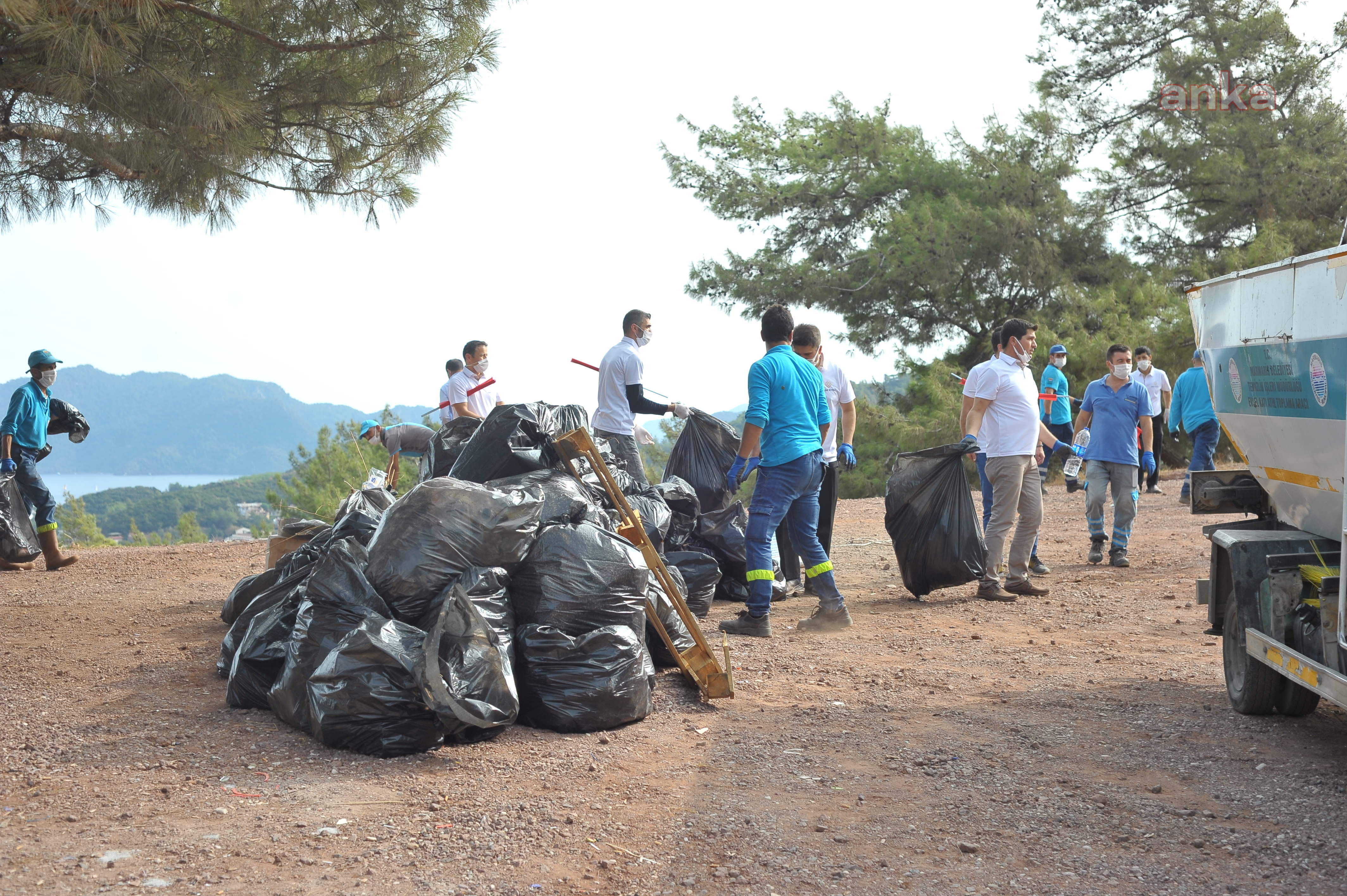 MARMARİS'TE SEYİR TEPESİ’NDEN 70 TORBA ÇÖP ÇIKTI
