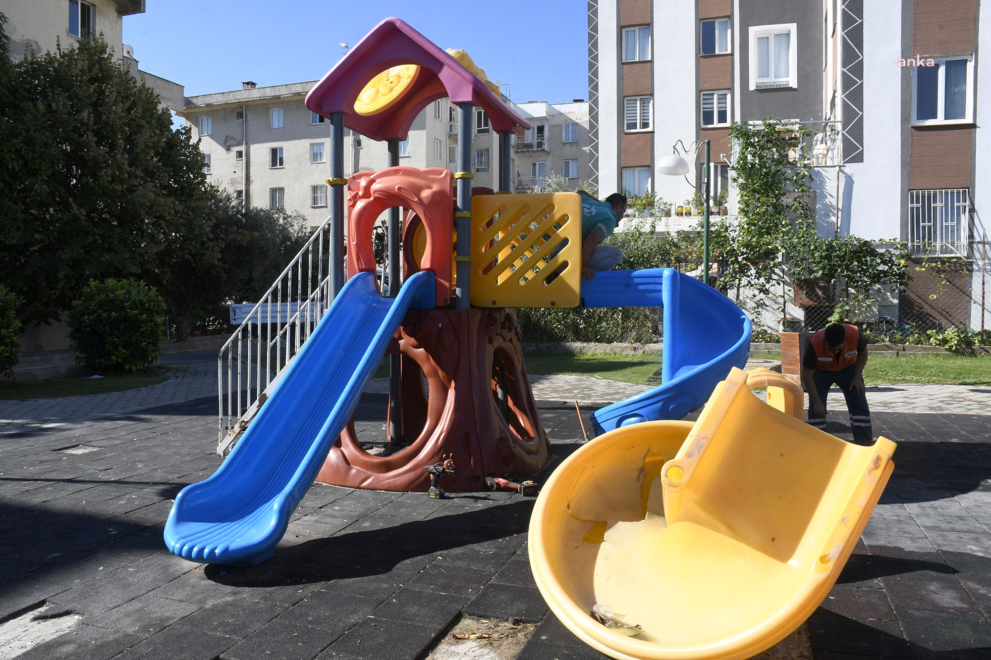 Kuşadası Camiatik Mahallesi'ndeki çocuk parkına vandal saldırı