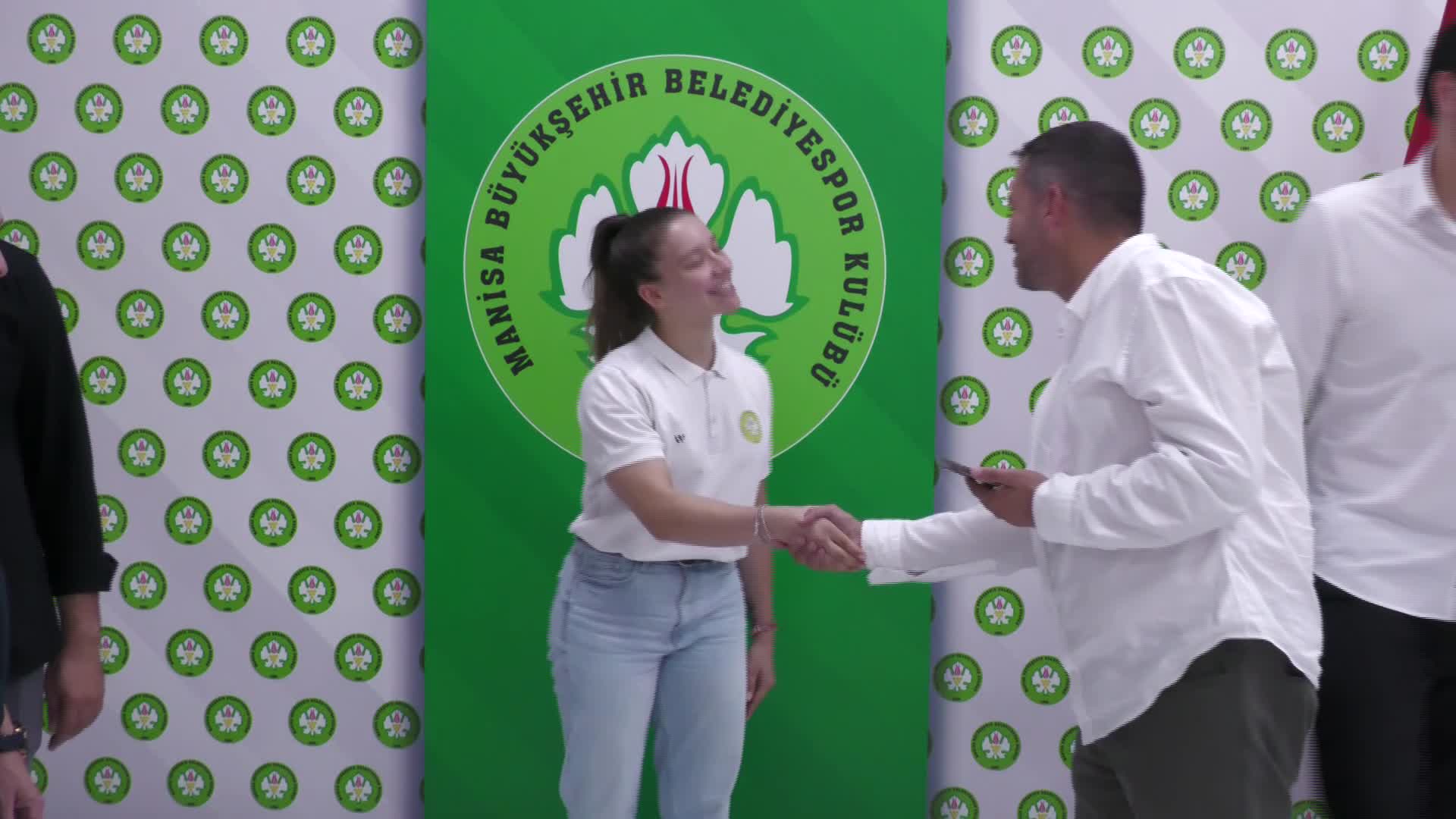 Dünya Şampiyonu Ayşe Begüm Onbaşı, Manisa Büyükşehir Belediyespor'a katıldı