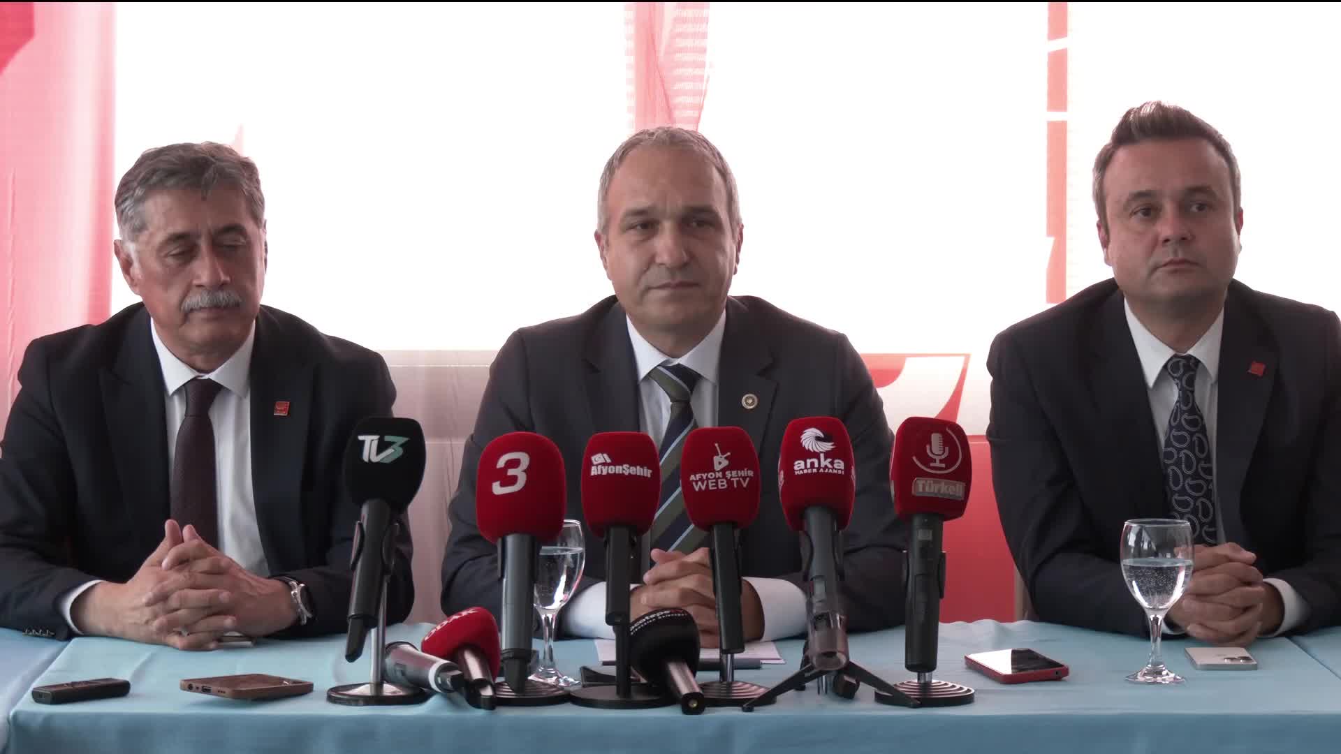 Özçağdaş'tan MEB'in ''Ailem'' dizisine eleştiri:  ''Ücretsiz bir öğün yemek ve temiz su ihtiyacını karşılamadıkça istediğiniz kadar dizi çekin ne anlamı var?''