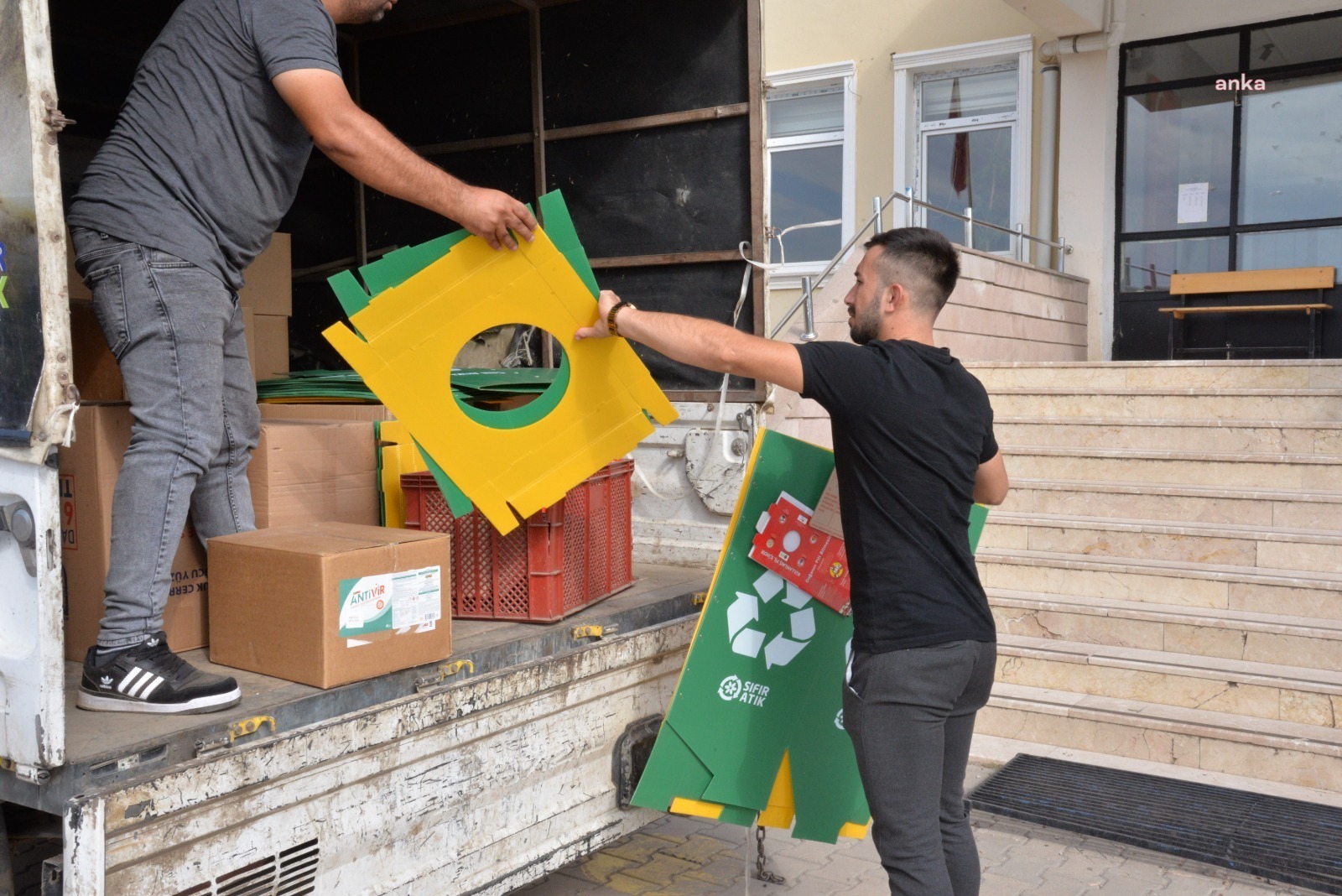 Kahramankazan Belediyesi’nden okullara temizlik malzemesi desteği