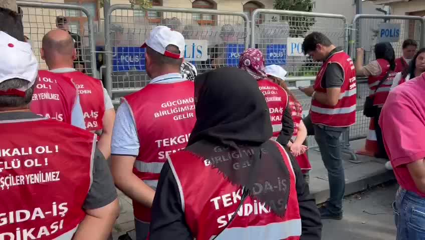 Ters kelepçe ile gözaltına alınan Polonez işçileri,  Çatalca Kaymakamı'nı  protesto etti