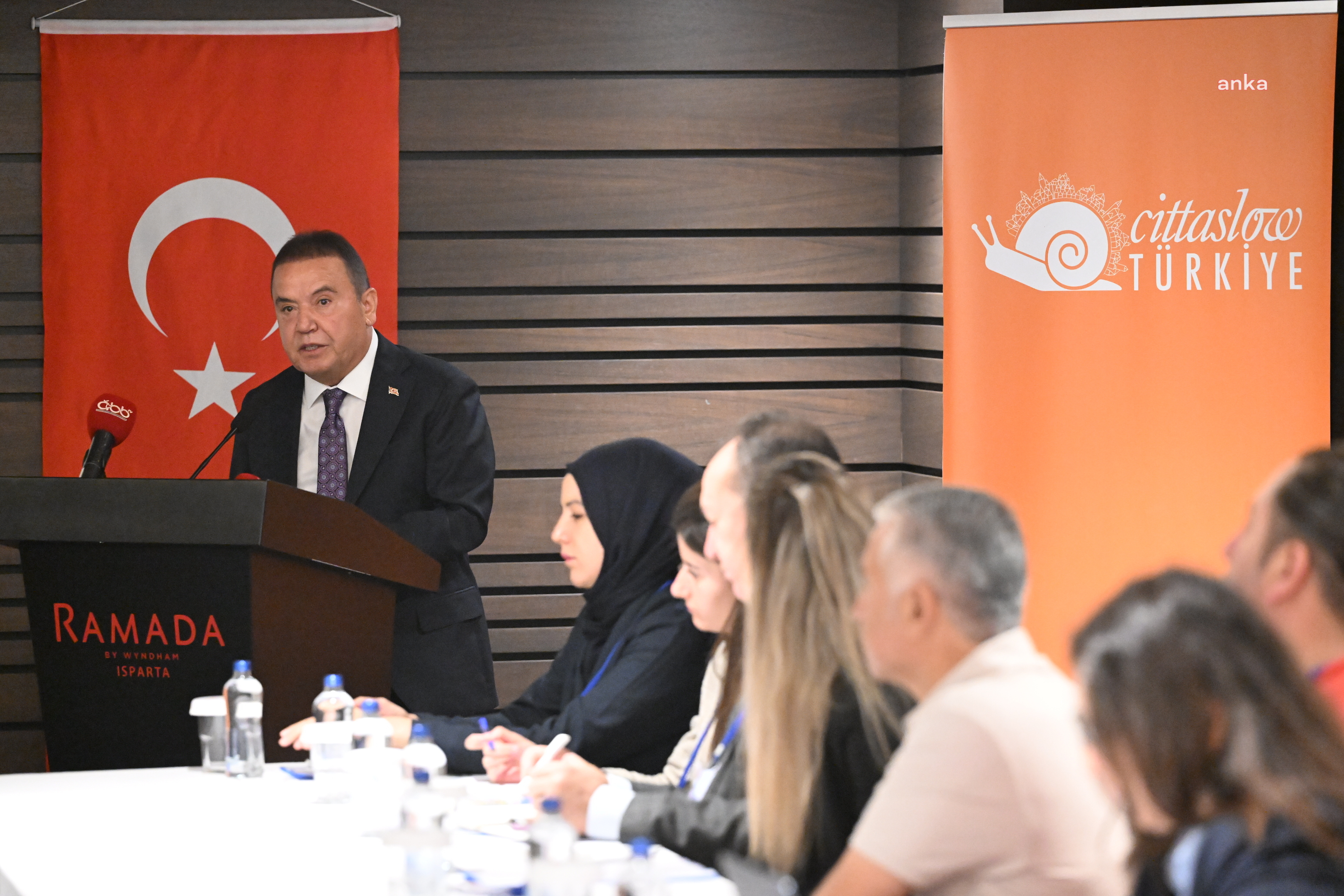 Sakin Şehirler toplantısı, Antalya Büyükşehir Belediye Başkanı Muhittin Böcek'in katılımıyla Eğirdir’de yapıldı