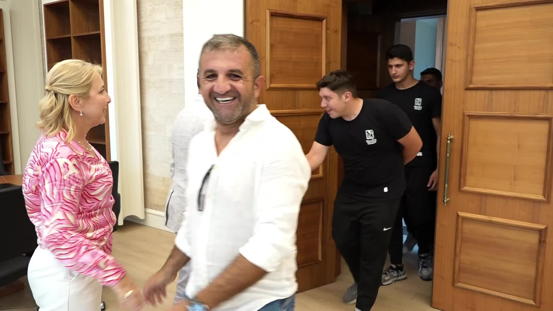 Manavgat Belediye Başkanı Kara, Belediye Güreş Kulübü sporcusu Bozkurt’u ödüllendirdi