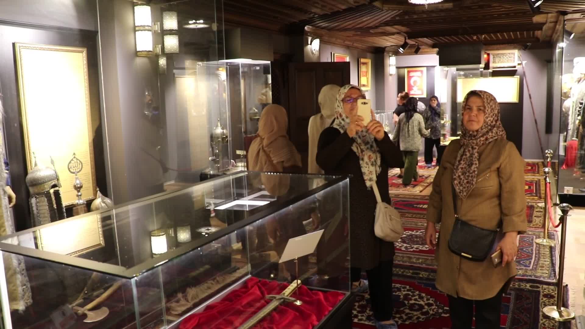 Manisa Büyükşehir Belediyesi'nin 'Adım Adım Manisa' projesi ile Somalı kadınlar kentin tarihi yerlerini gezdi
