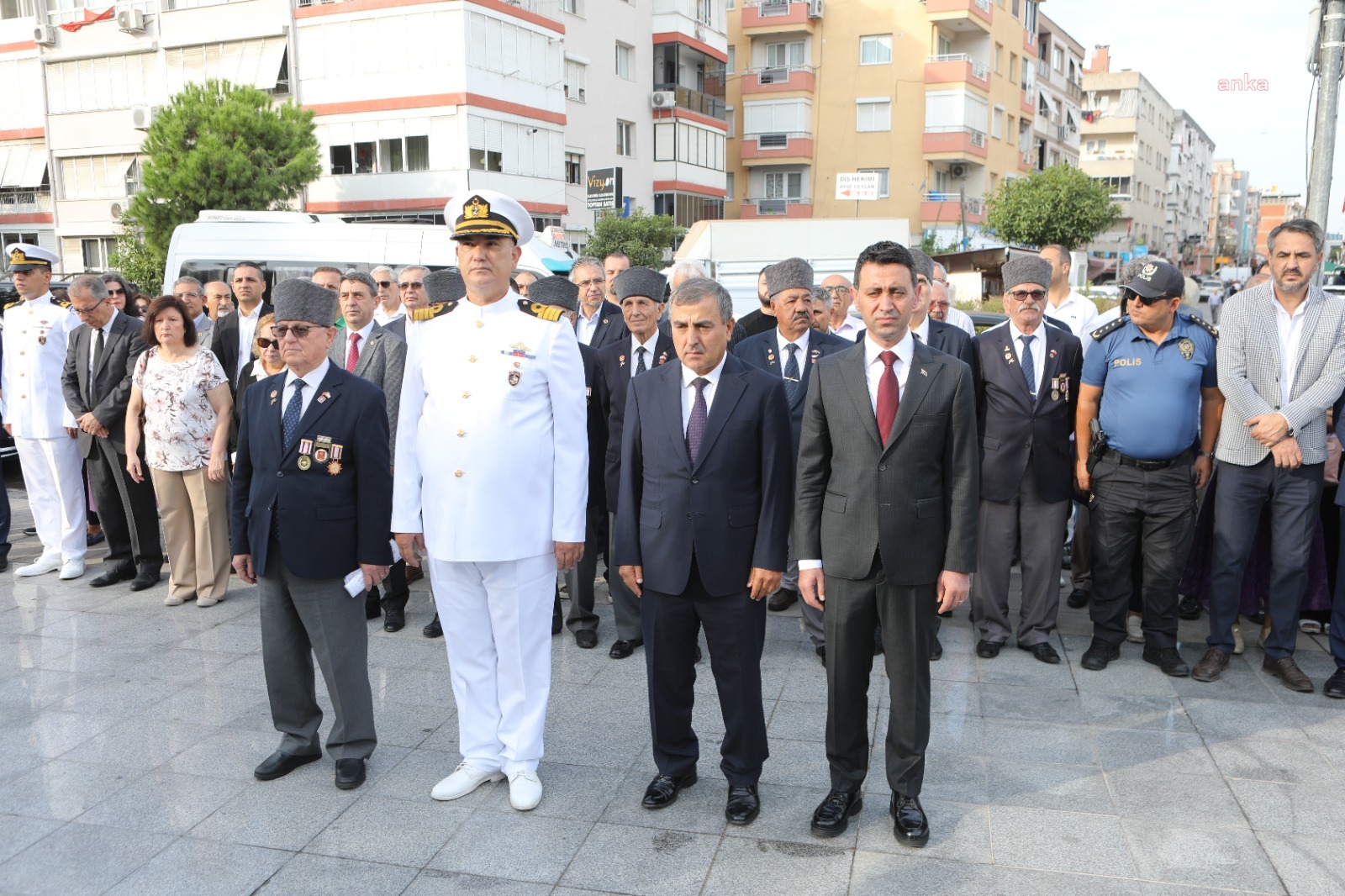 Bayraklı Belediye Başkanı Önal: "Kahraman gazilerimize ve şehitlerimize minnet borçluyuz"