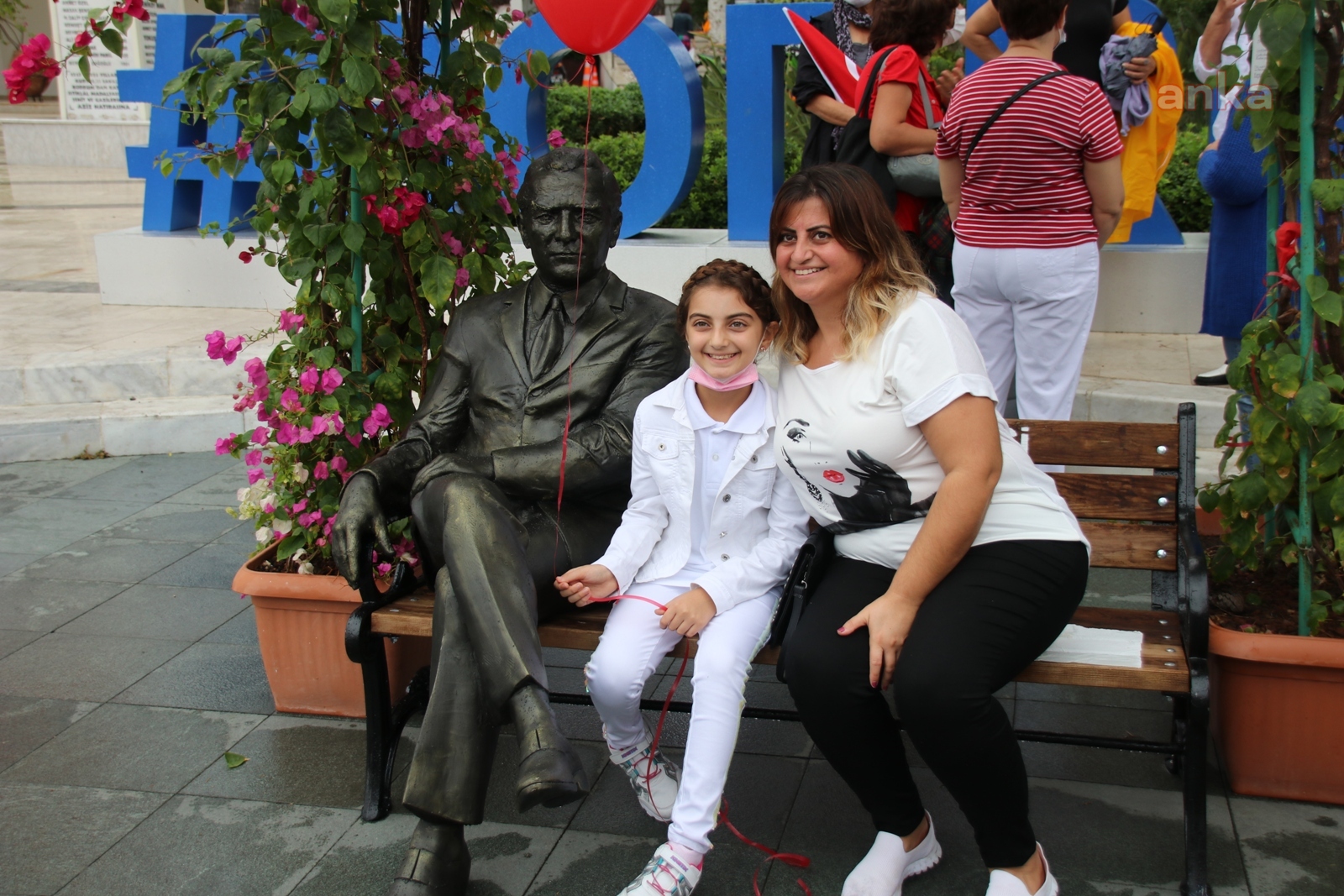 ATATÜRK'ÜN BANKTA OTURAN HEYKELİ,  BODRUM BELEDİYE MEYDANINDA