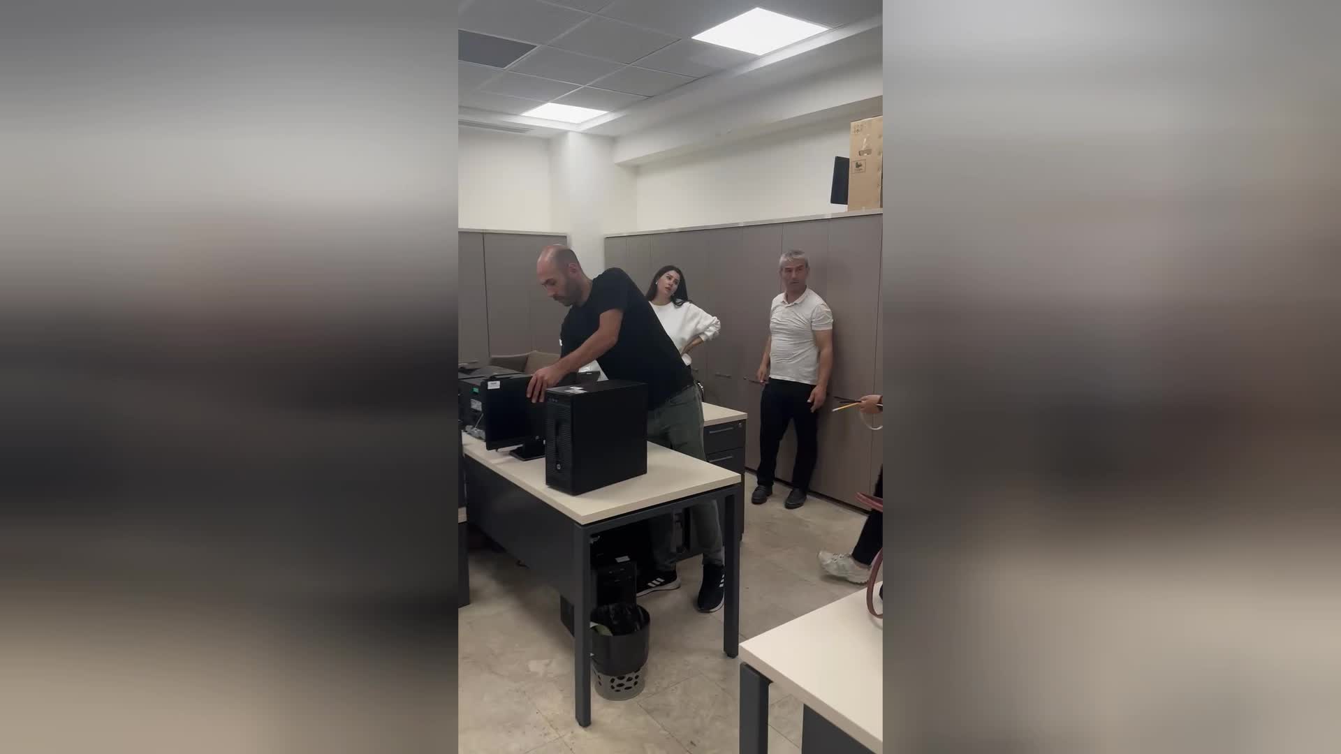 Beyoğlu Belediyesi görevlilerinin ek hizmet binasına girişleri engellendi, çalışanlar dışarı çıkarıldı, hizmet belediye önüne kurulan stantlarda verilmeye çalışılıyor
