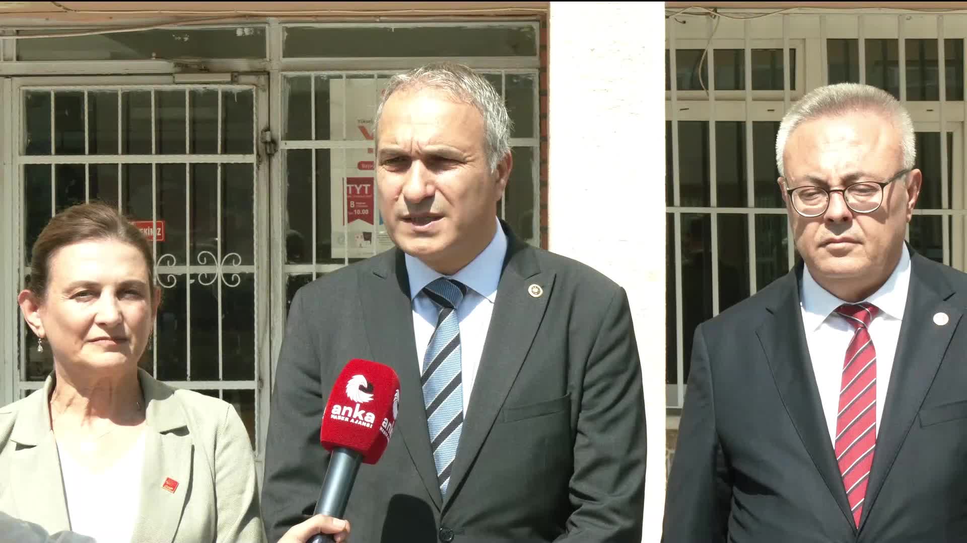 Uşak'ta 2008’de 'depreme dayanıksız' denilen okul, yeni dönemin başlamasına iki gün kala boşaltıldı... Özçağdaş: "Siz ne kadar iş bilmez insanlarsınız?”