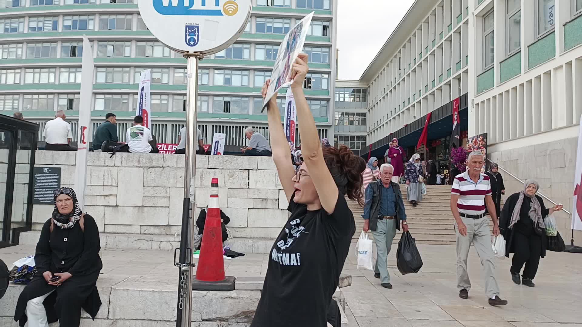 Depremzede Döne Kaya'dan "Yeni Ankara Adalet Sarayı" tepkisi: ''Bizler saray değil, adil bir şekilde yargılamanın yapıldığı mahkemeler istiyoruz''