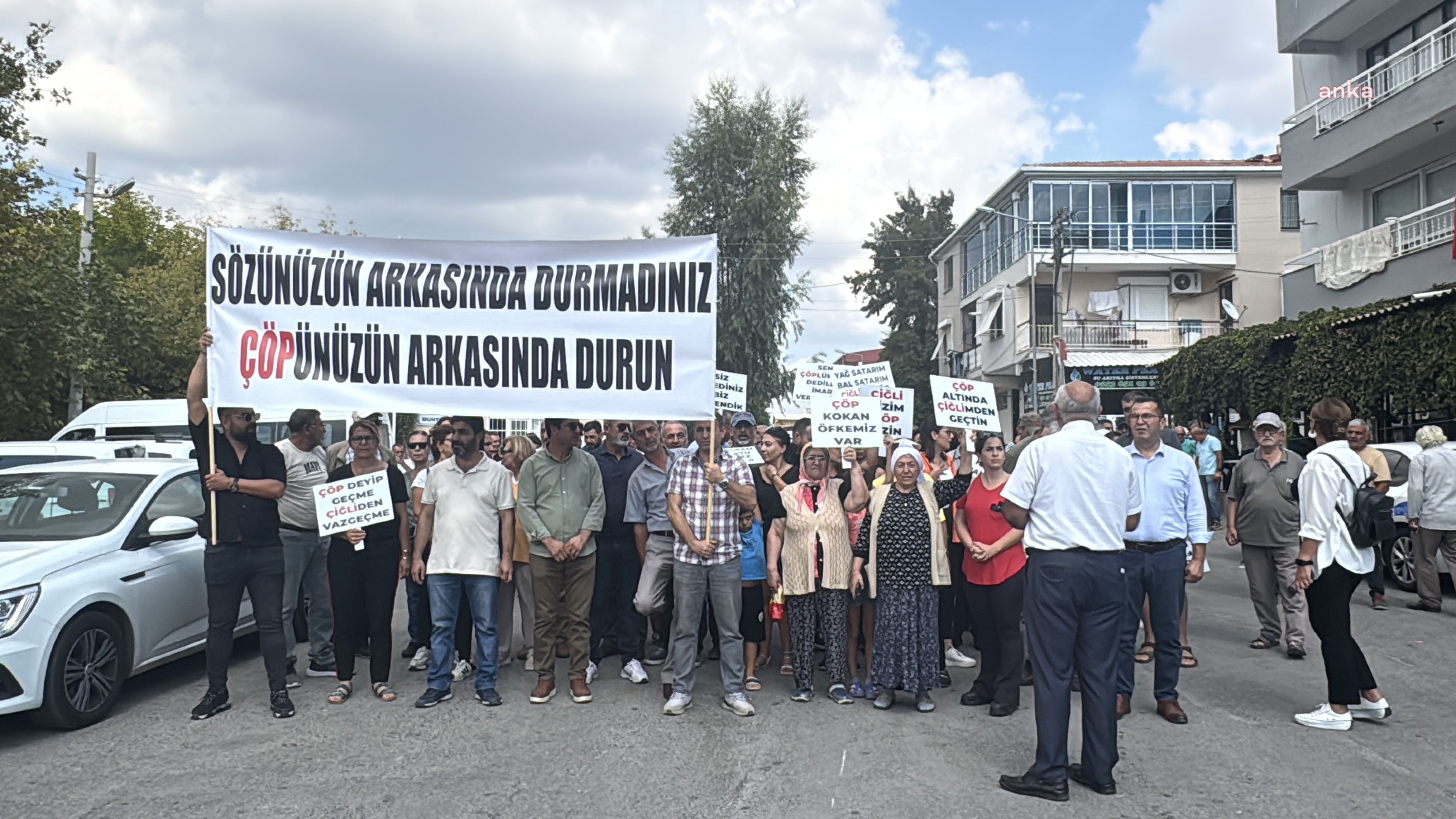 İzmir'in Çiğli ilçesinde vatandaşlar Harmandalı Katı Atık Düzenli Depolama Tesisi'nin kapatılması için yürüyüş yaptı