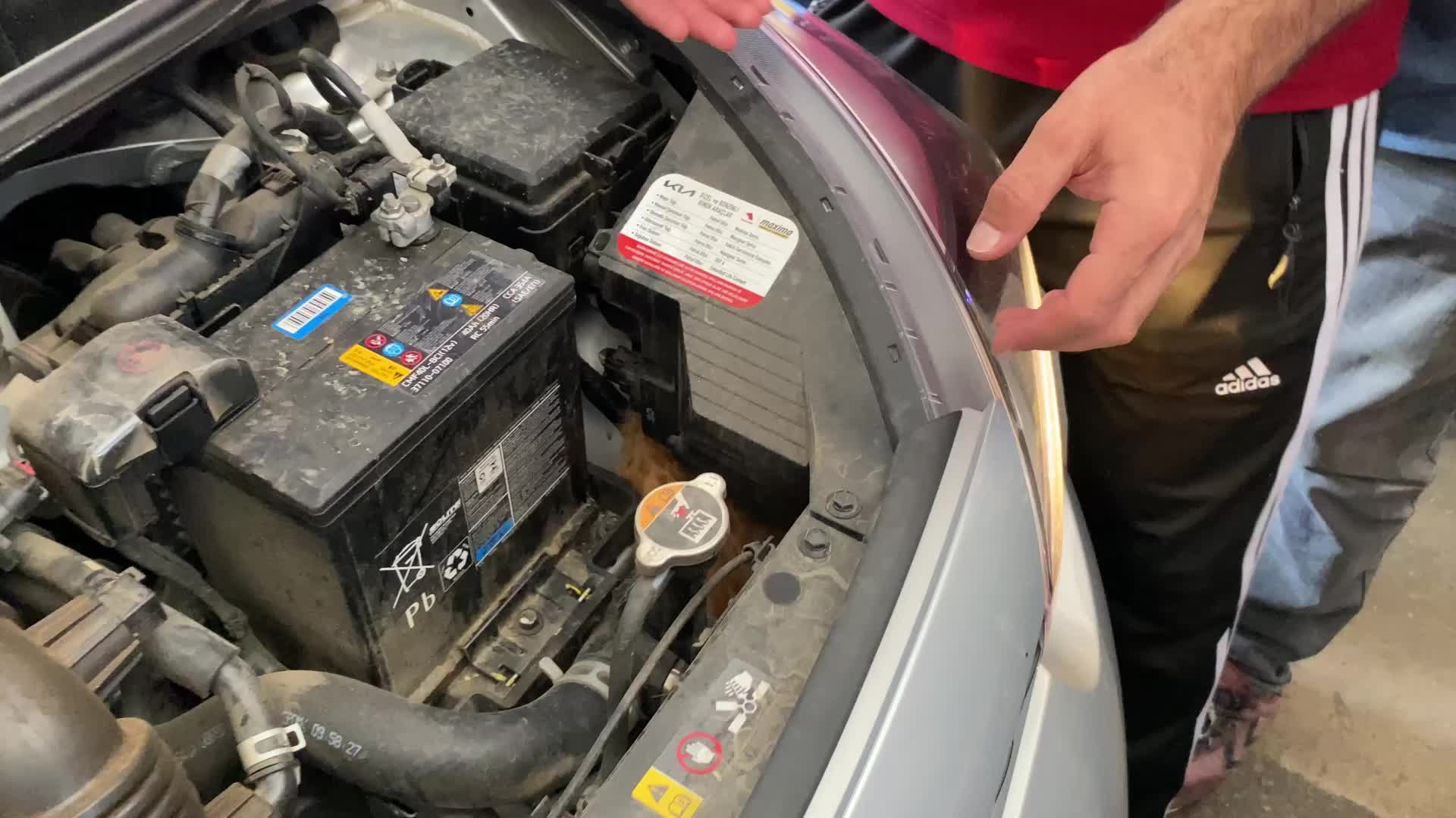Yozgat’ta araç motoruna sıkışan yavru kediyi sanayi esnafı sahiplendi