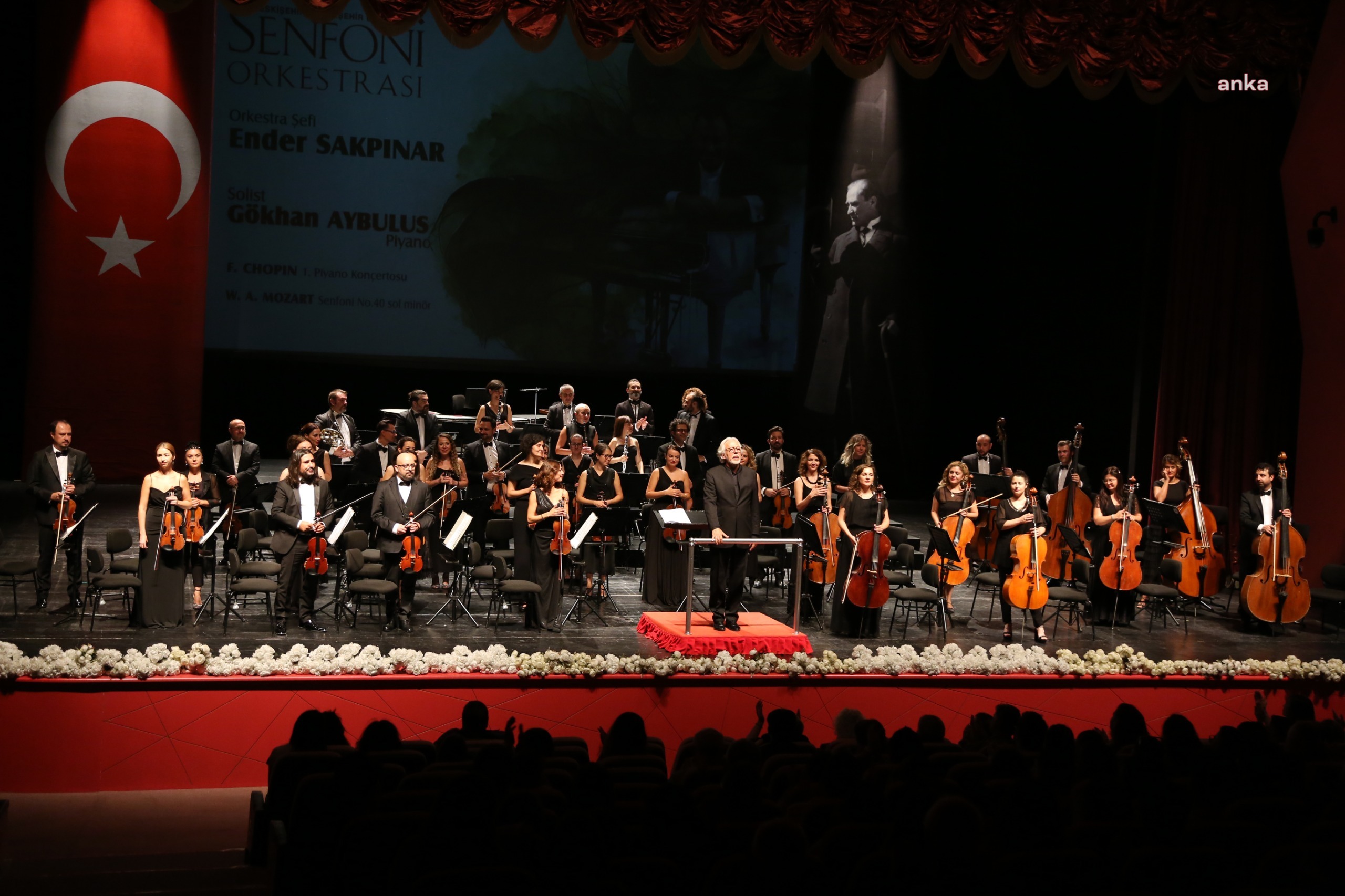 Eskişehir Büyükşehir Belediyesi Senfoni Orkestrası'nın Sezon Açılış Konseri”, vatandaşlardan yoğun ilgi gördü
