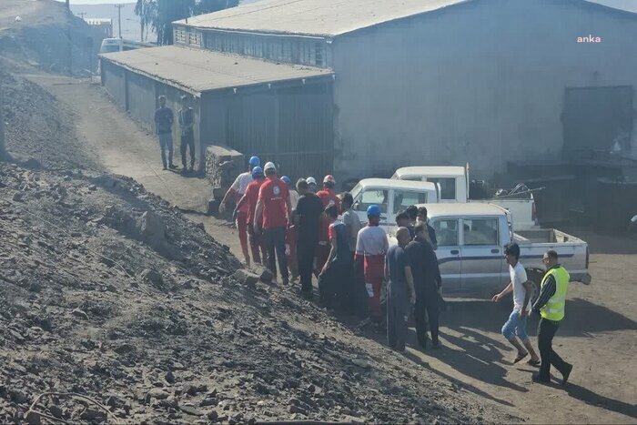 İran'da kömür madeninde meydana gelen patlamada en az 51 kişi öldü