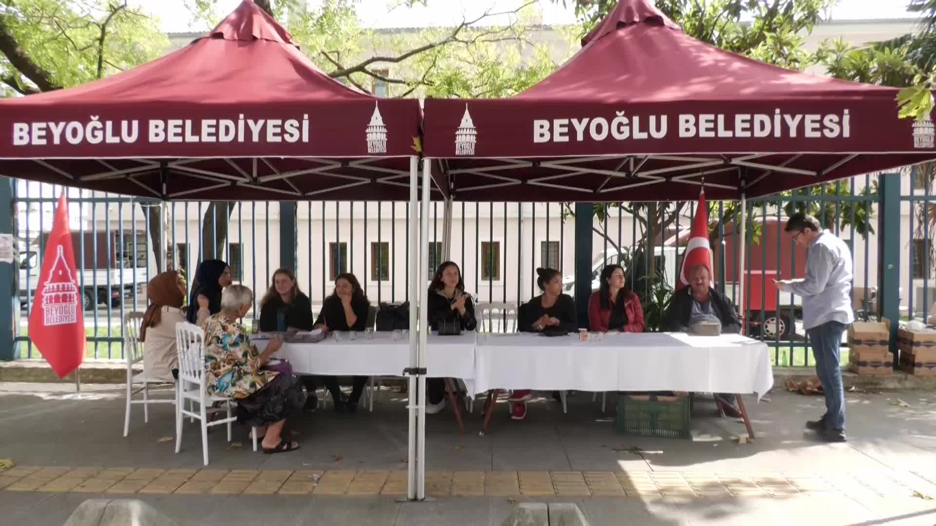 Beyoğlu Belediyesi’nin kaymakamlık binasından çıkarılan birimleri kaldırımda hizmete devam ediyor
