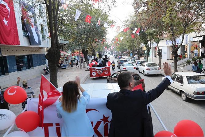 BURDUR CADDELERİNDE "CUMHURİYET KORTEJİ"