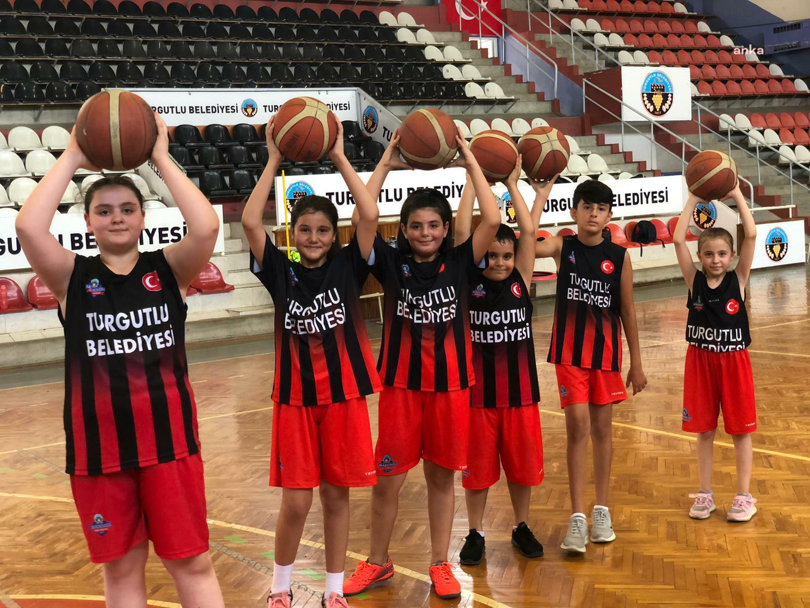 Turgutlu Belediyesi’nin basketbol kursuna kayıtlar devam ediyor