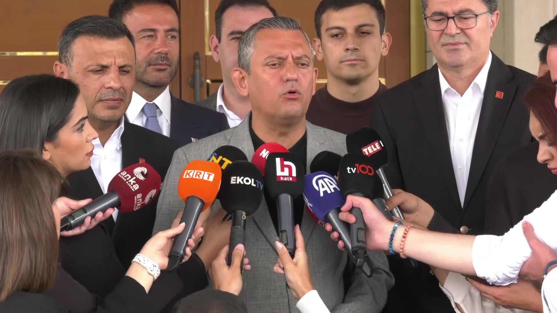 Özgür Özel’den “ahmak davası” açıklaması: “Yarın olası bir cumhurbaşkanı adaylığında Ekrem İmamoğlu’na bir kısıt getirmek için kumpas kurmuşlar”