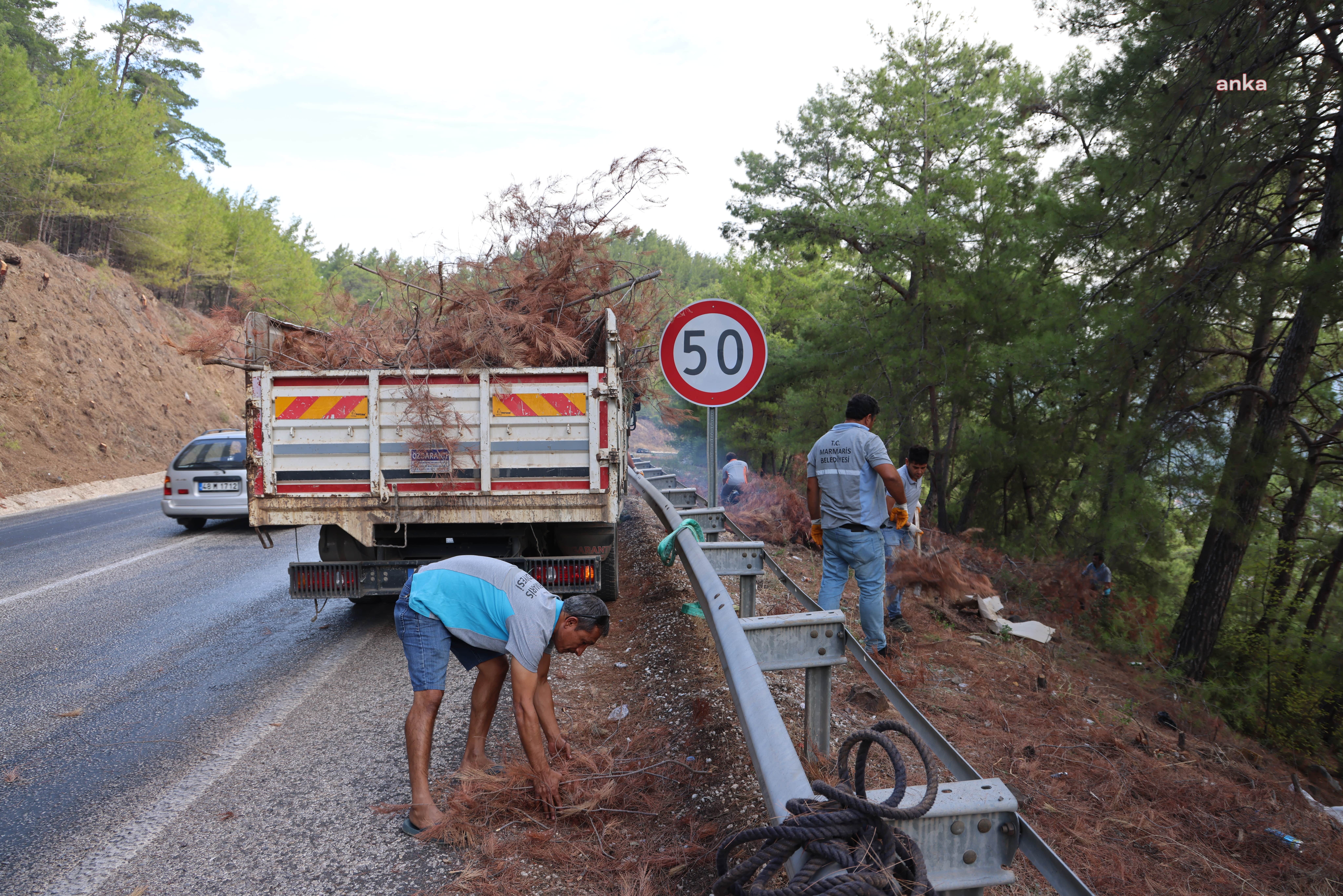 Marmaris Belediyesi’nden Datça Karayolu kenarında temizlik çalışması