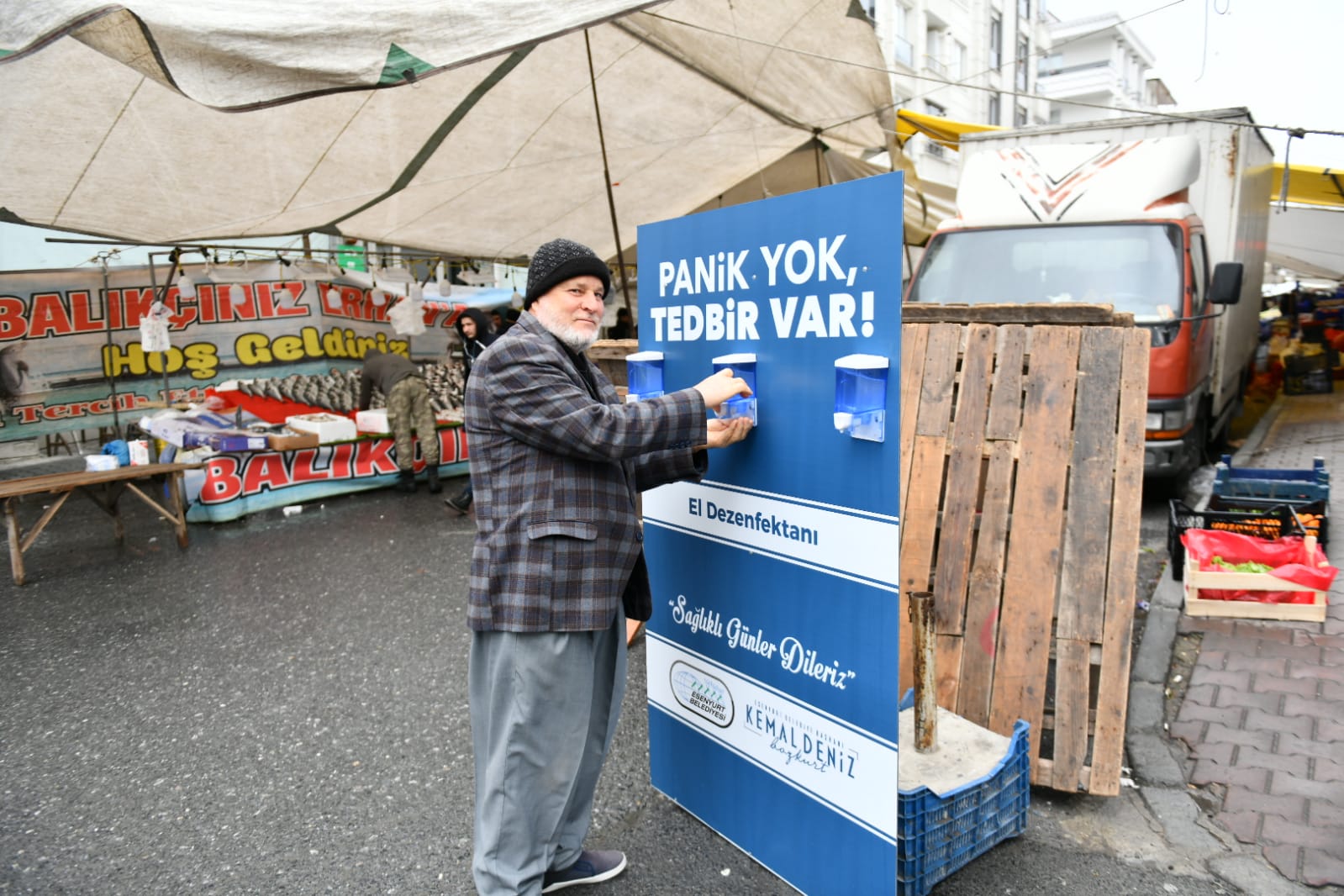 ESENYURT’TA PAZARLARA EL DEZENFEKTAN ÜNİTELERİ KURULDU