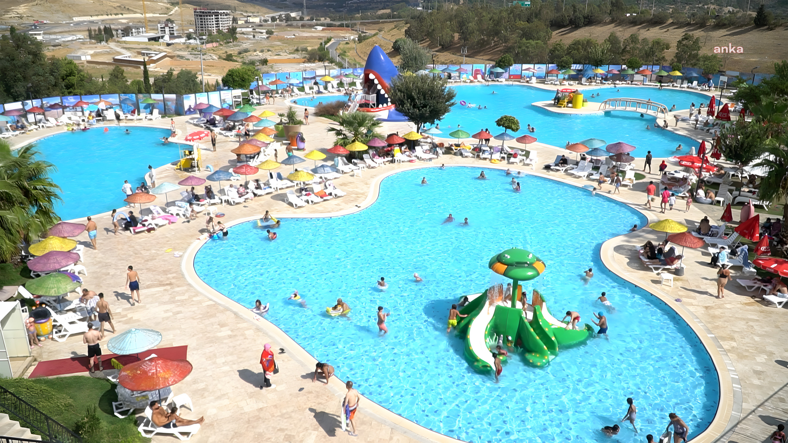 Karabağlar Belediyesi'ne bağlı Aqua Yaşam Havuzları, bu yaz 40 bin kişiyi ağırladı