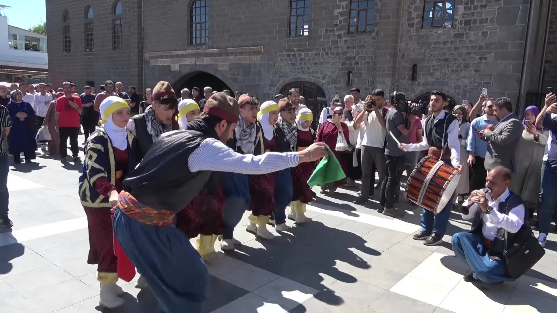 Diyarbakır’da halay ve horon kardeşliği… Fındıklı Belediyesi ile Sur Belediyesi arasında kardeş belediyecilik protokolü imzalandı