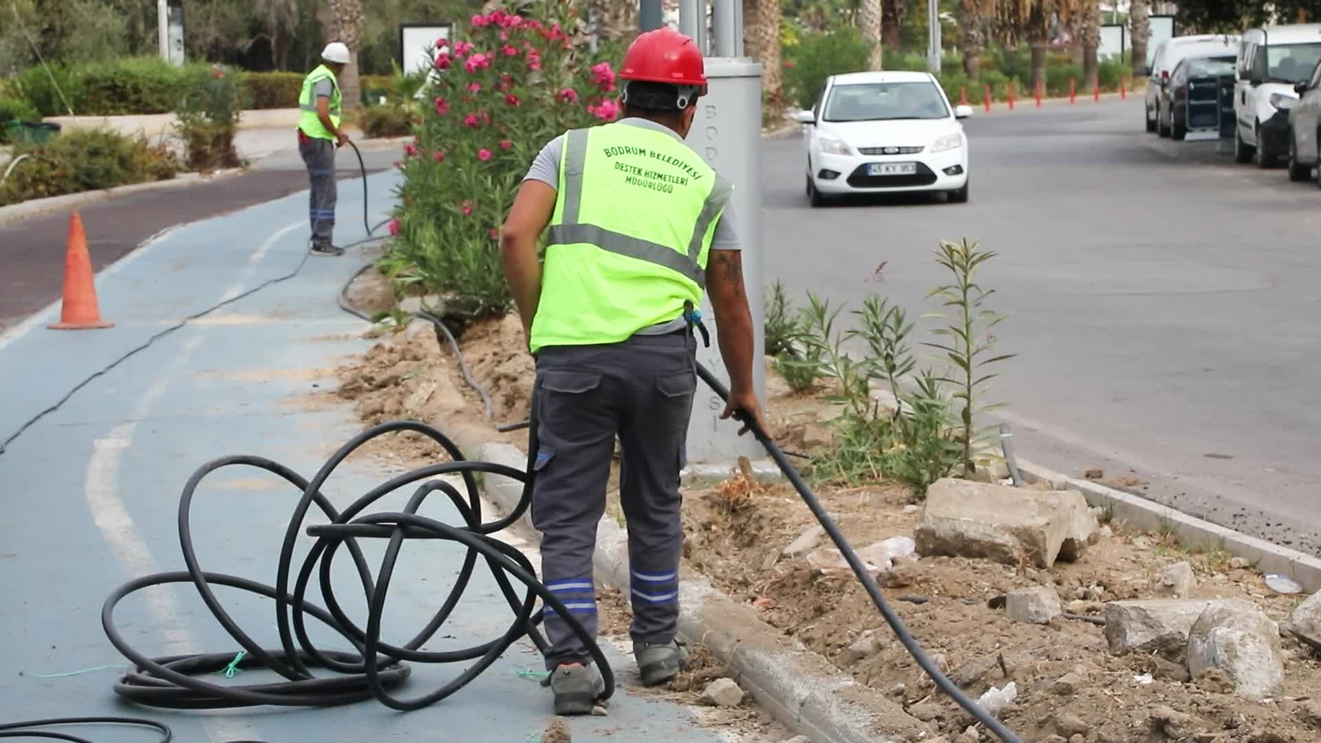Bodrum Belediyesi'nin Turgutreis'teki aydınlatma çalışmaları sürüyor