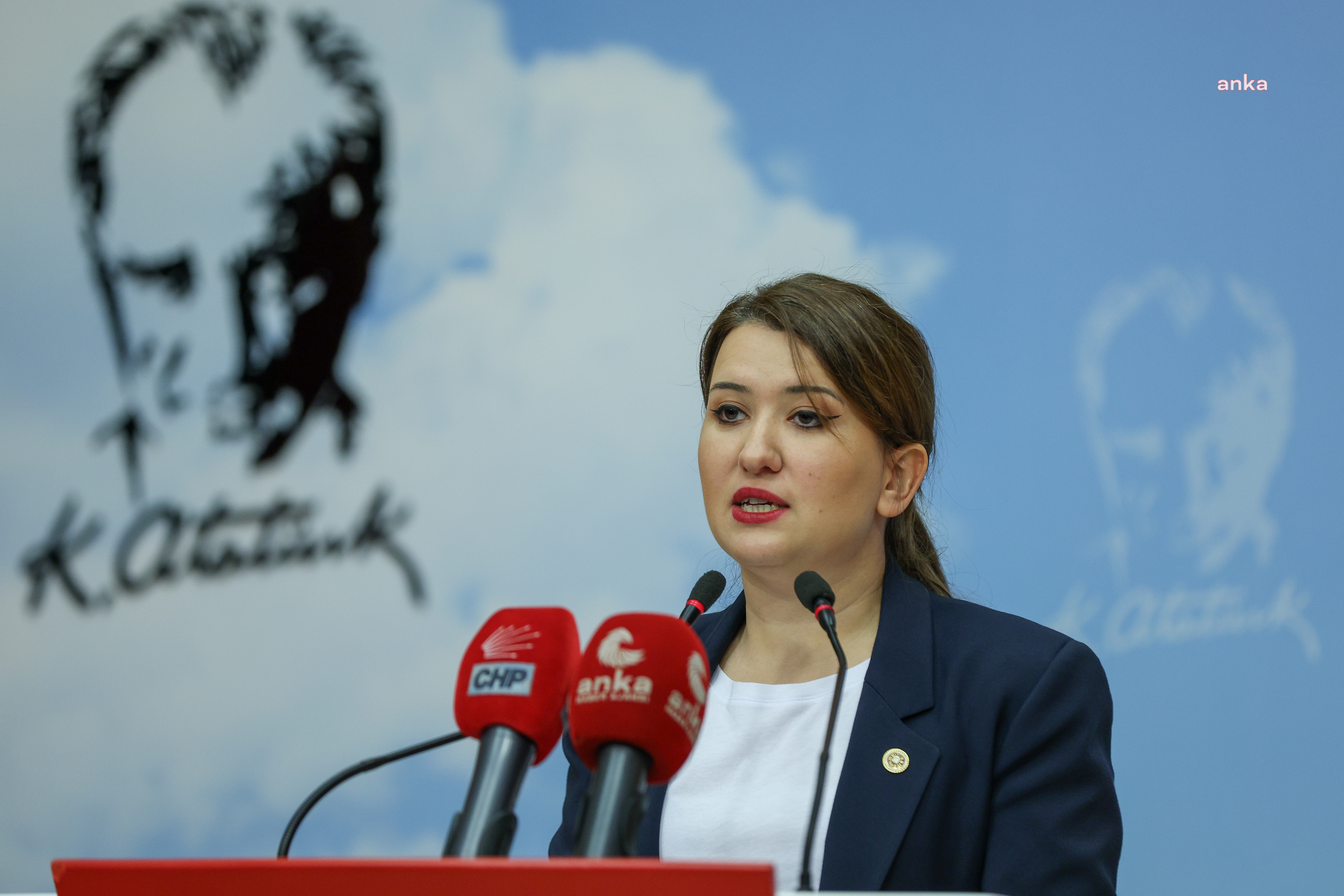 Gökçe Gökçen’den Bakan Tunç’a: “Aslıhan Sinem Çiçek’in babası, ‘Sanık Cem’in dışarıda olmasını kabullenemiyorum’ diyor. Siz kabullenebiliyor musunuz? Yoksa bu topu da mı darbecilere atacaksınız”