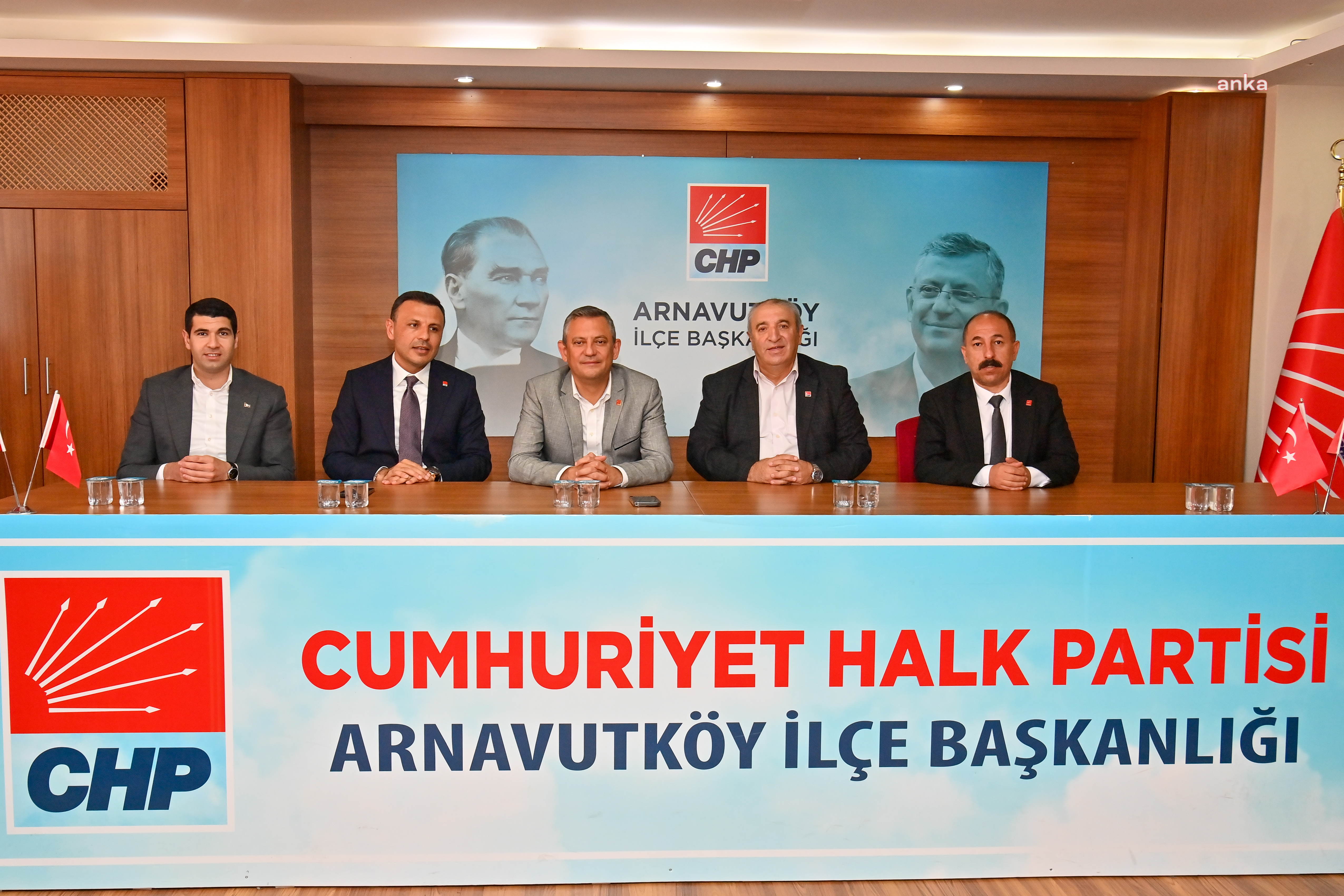 Özgür Özel, partisinin Arnavutköy İlçe Başkanlığını ziyaret etti