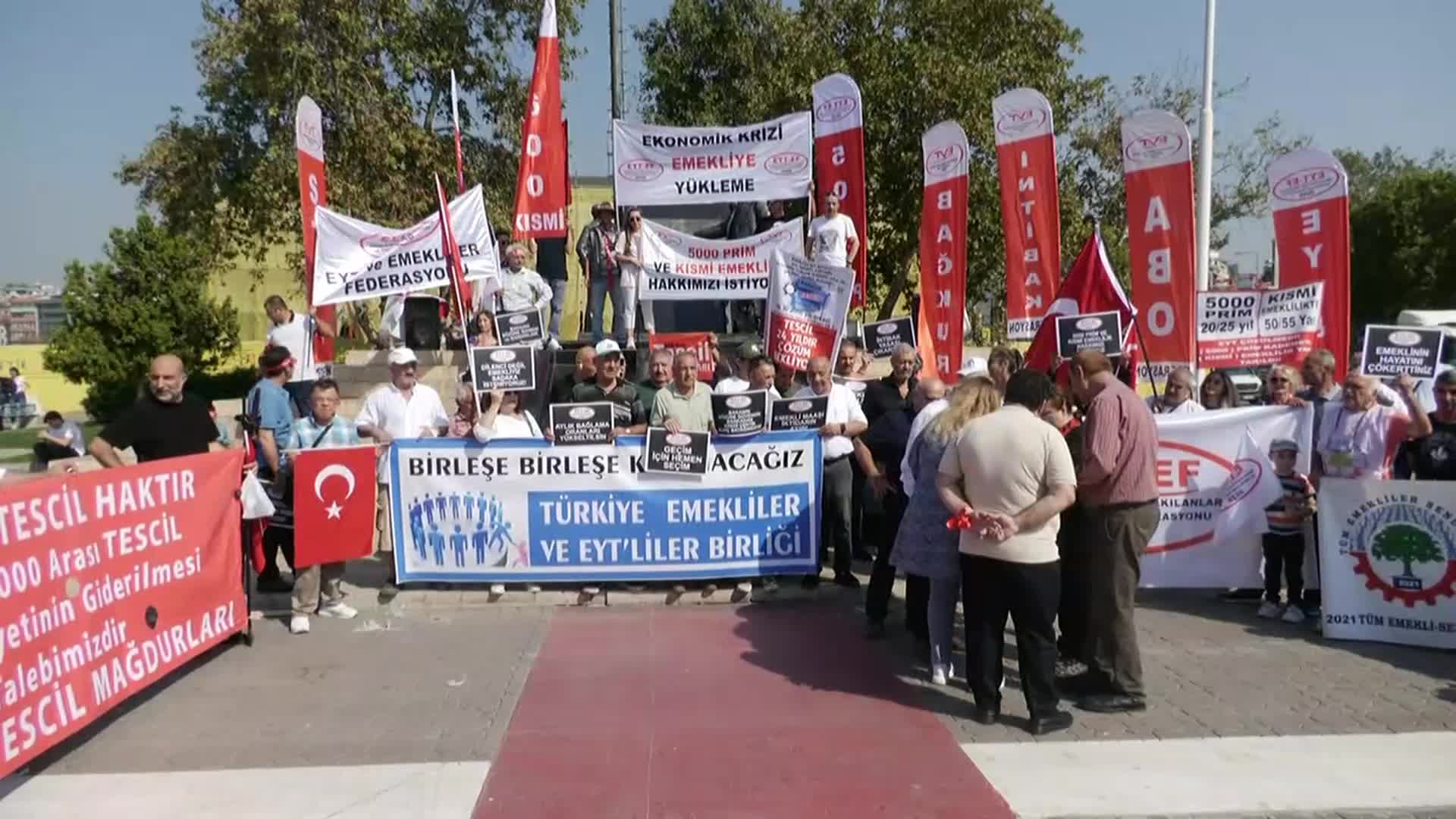 Emeklilerden Kadıköy’de eylem: “Ekonomi krize girdiyse sebebi EYT’liler değil. Sebebini Hazine garantili yapılan projelerde arayın”
