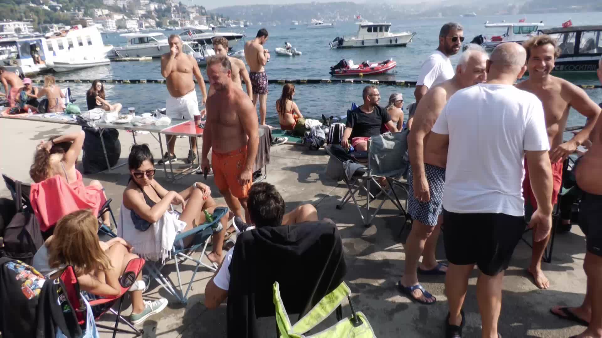 Bebek Sahili’nde her pazar yüzüyorlar