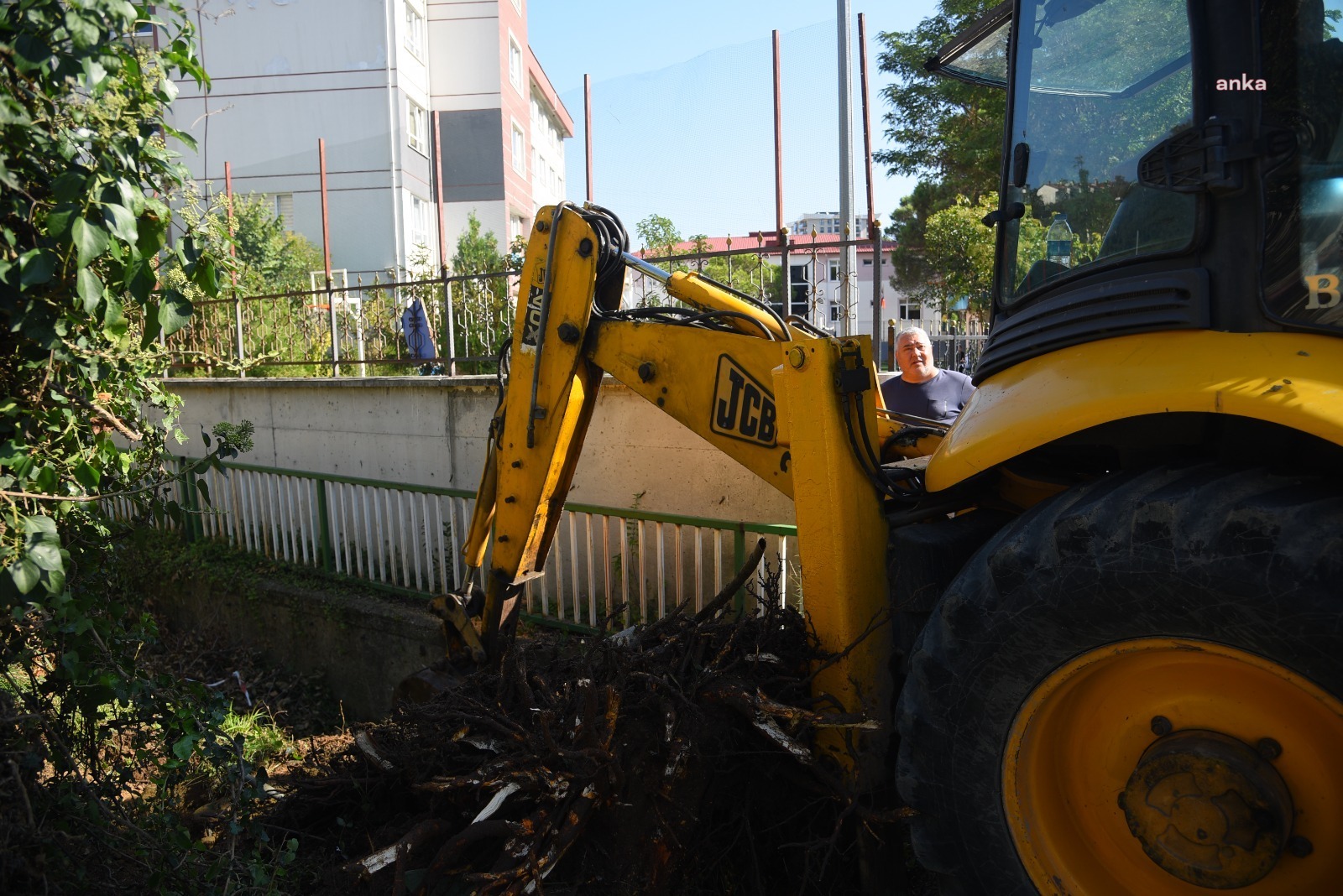 Giresun Belediyesi, toprak ve ağaç yığıntılarını temizliyor