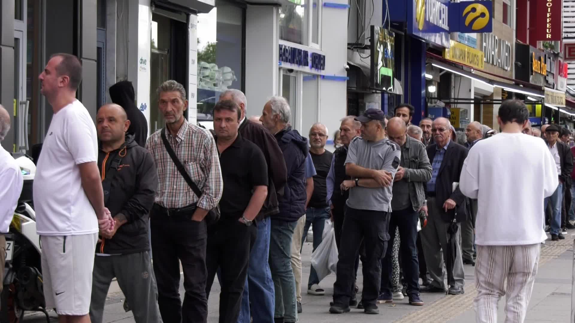 Kent Lokantaları'nda kuyruk uzadıkça uzuyor... Yurttaşlardan iktidara tepki: "Masal anlatıyor, milleti kandırıyor, oyun oynuyorlar"