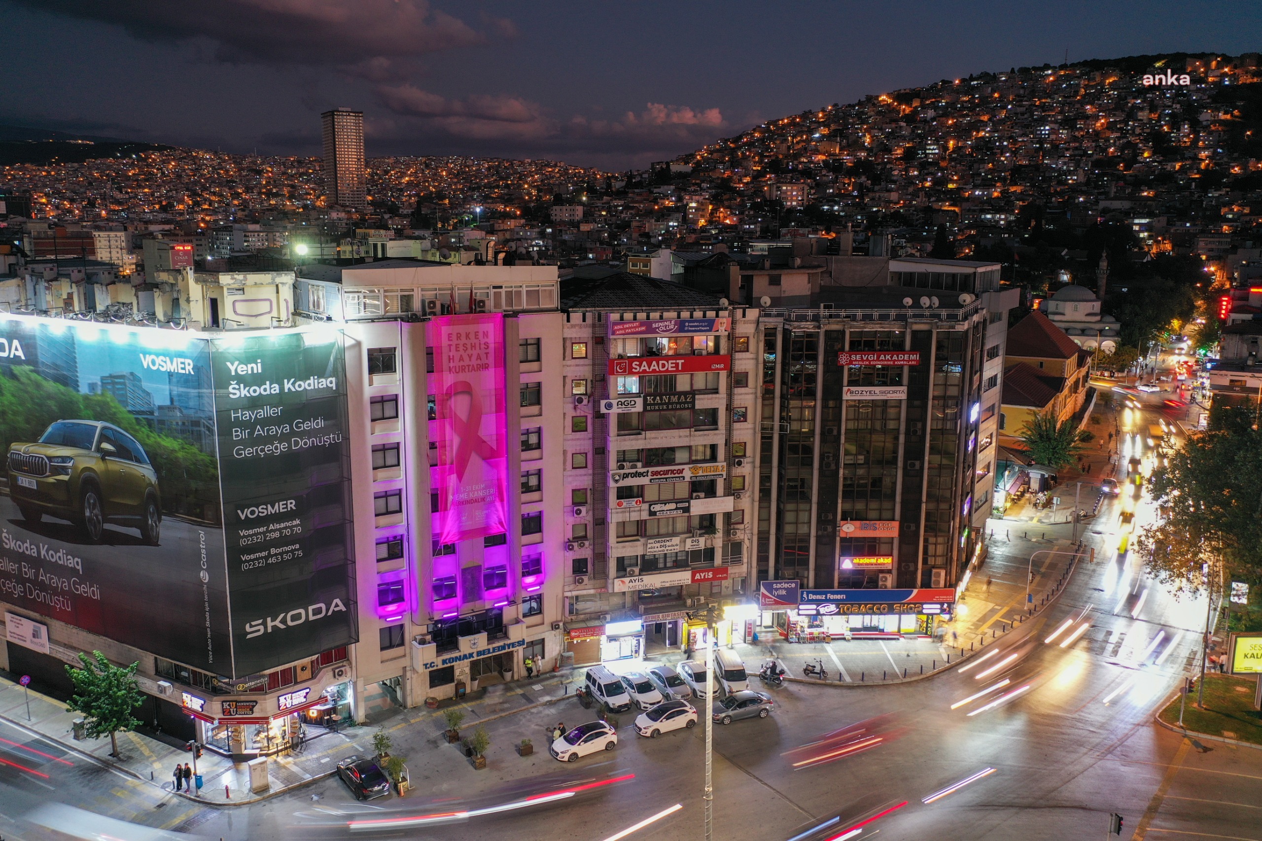 Belediye binası pembeye büründü: Konak’ta pembe farkındalık