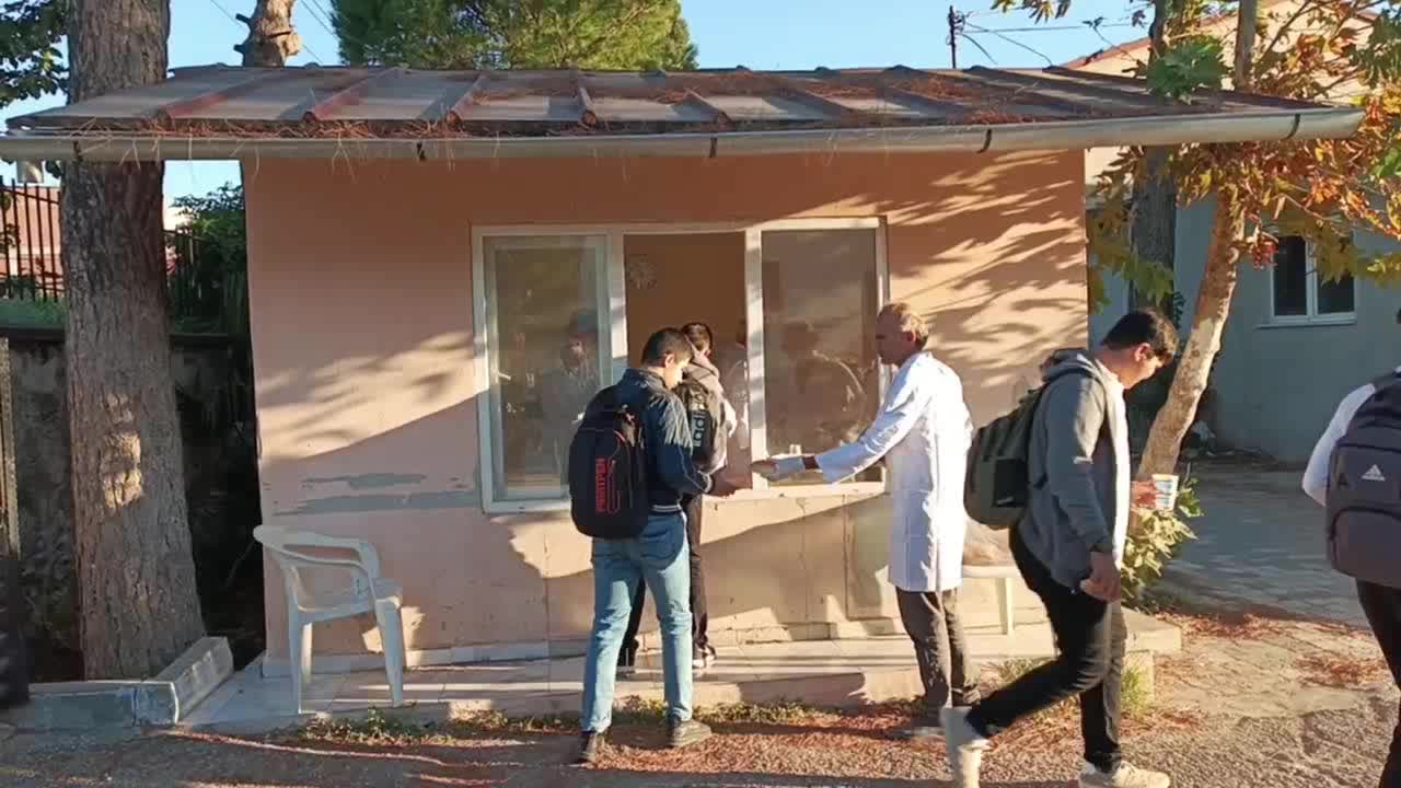 Nazilli'de bir meslek lisesi sabahın erken saatlerinde taşımalı eğitimle gelen öğrencilere çorba ikramına başladı