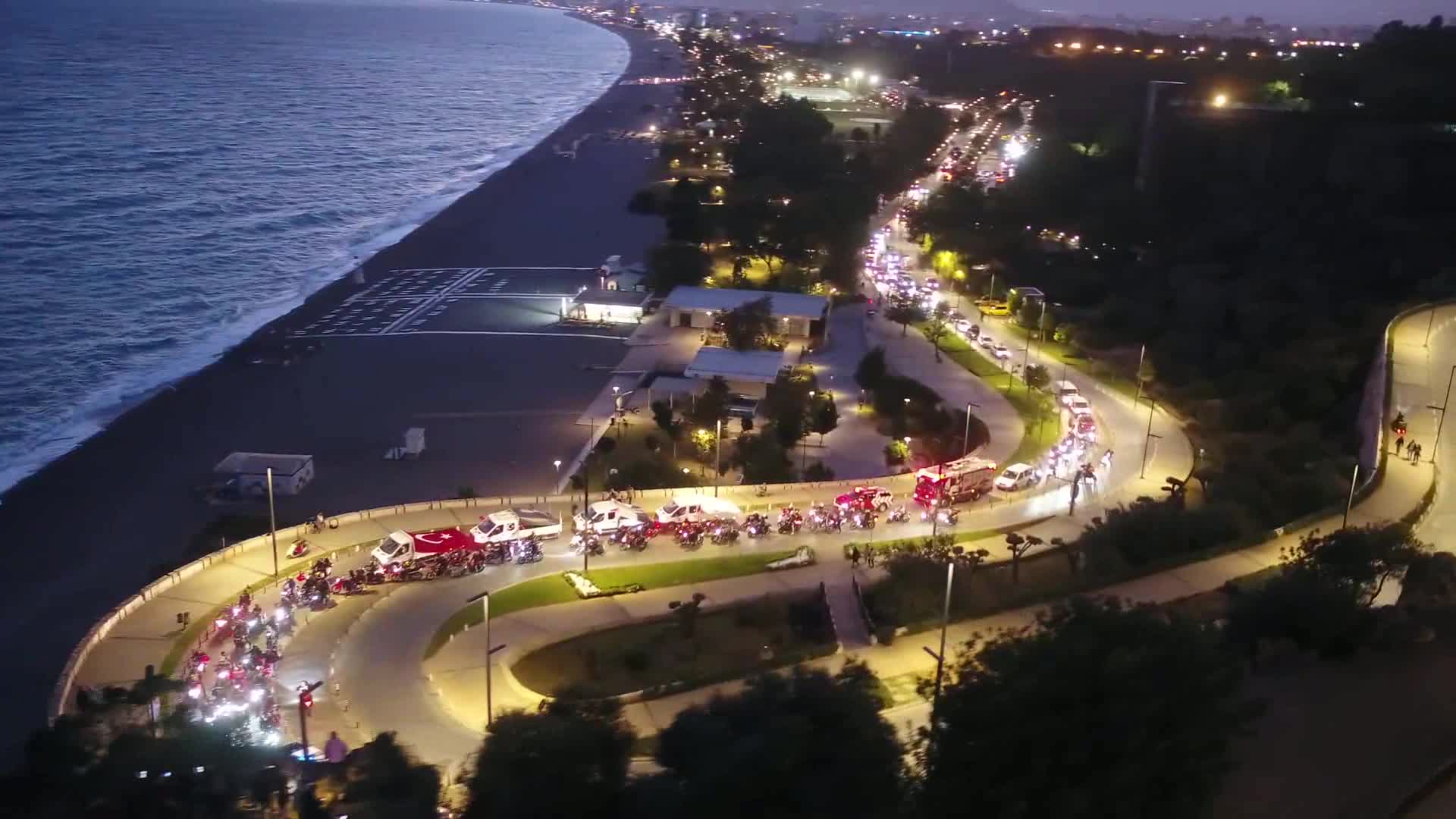 ANTALYA'DA CUMHURİYET COŞKUSU, SOKAĞA TAŞTI