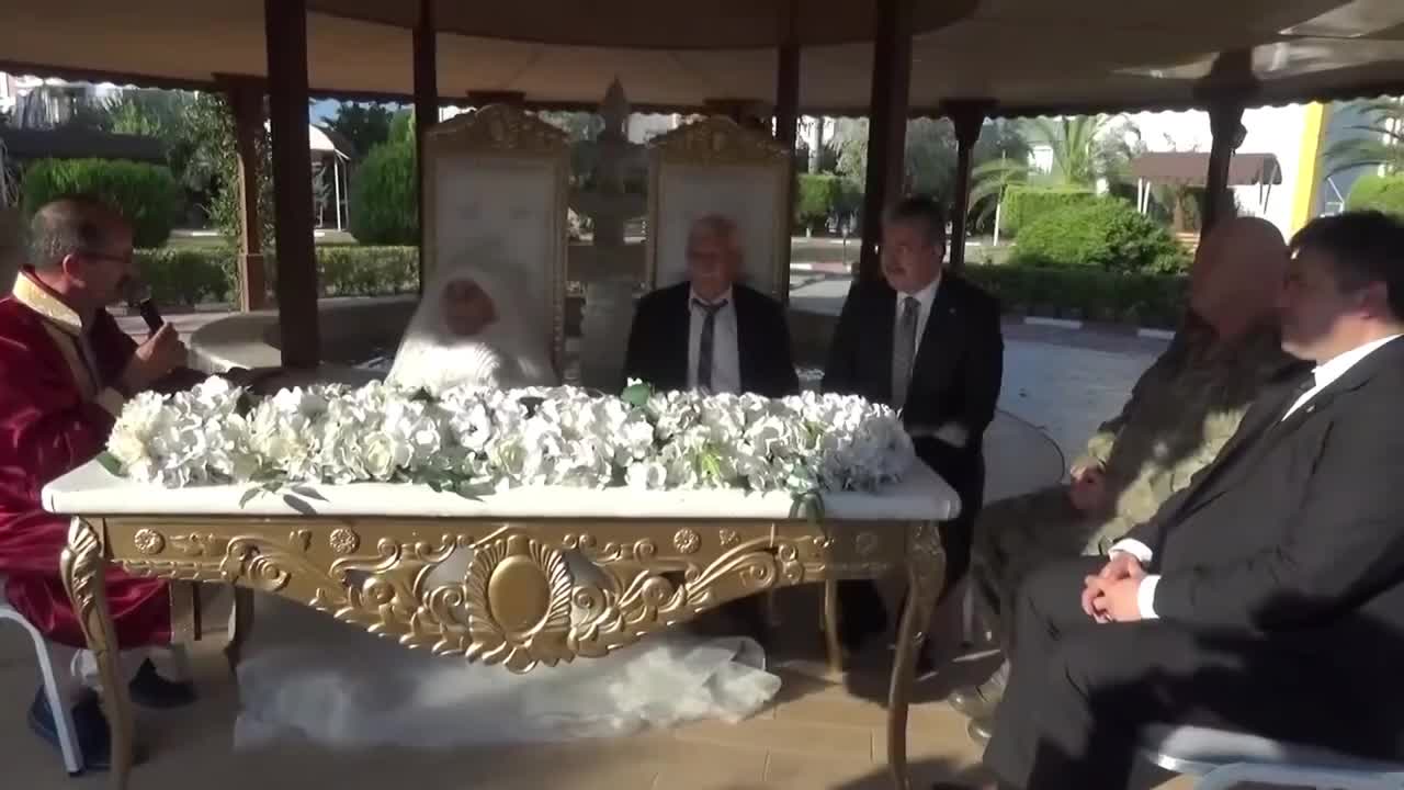 Osmaniye'de 77 yaşındaki Celil Kurt ile 79 yaşındaki Hatice Sağır, 1 Ekim Dünya Yaşlılar Günü'nde kaldıkları huzurevinde düzenlenen törenle evlendi