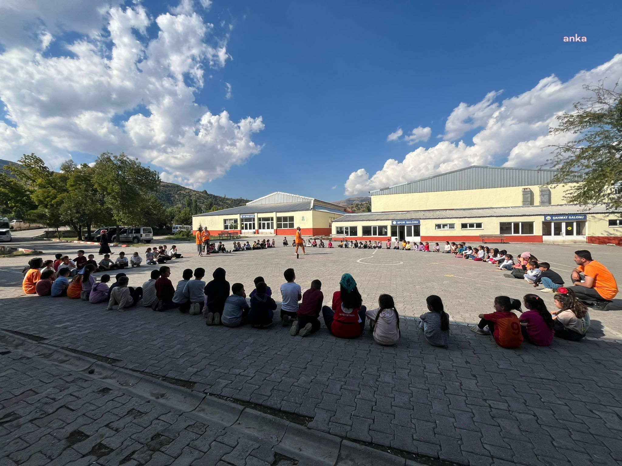 Dünya İnsani Dayanışma Derneği, Bitlis’teki ilkokulunun açılışından önce psikososyal çalışmalar yapmak için köylerde atölyeler düzenledi