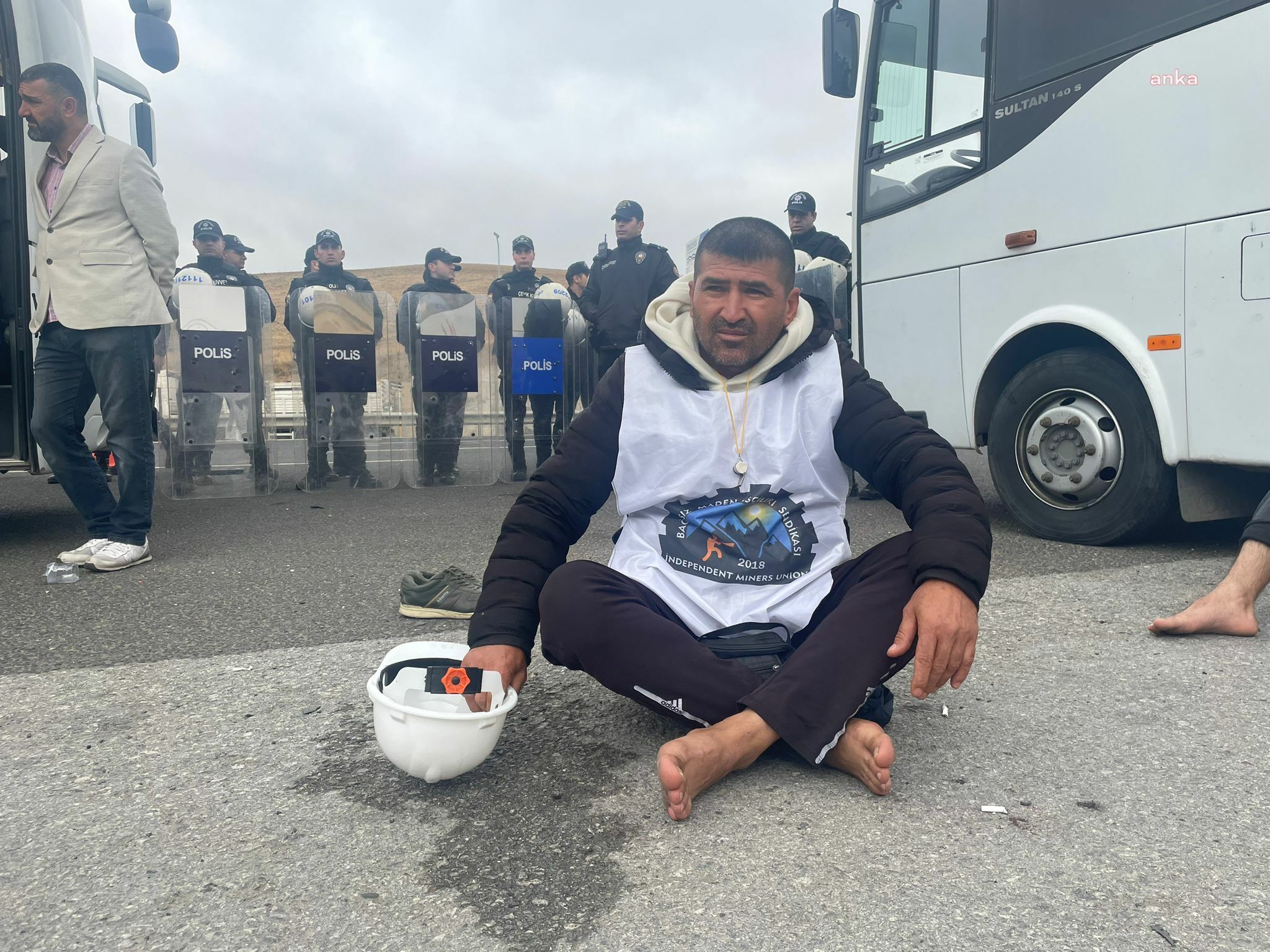Muhalefet milletvekilleri, Ankara'ya sokulmayan Fernas madencilerini otobüsle TBMM’ye götürdü