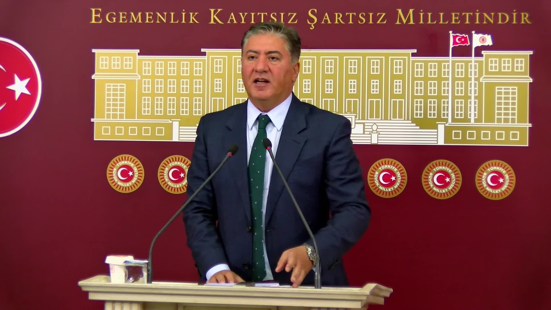 Murat Emir'den ''ayağa kalkma'' eleştirilerine yanıt: "Buradan bir bölünmüşlük duygusu çıkartmayı insafsızlık olarak değerlendiririz''