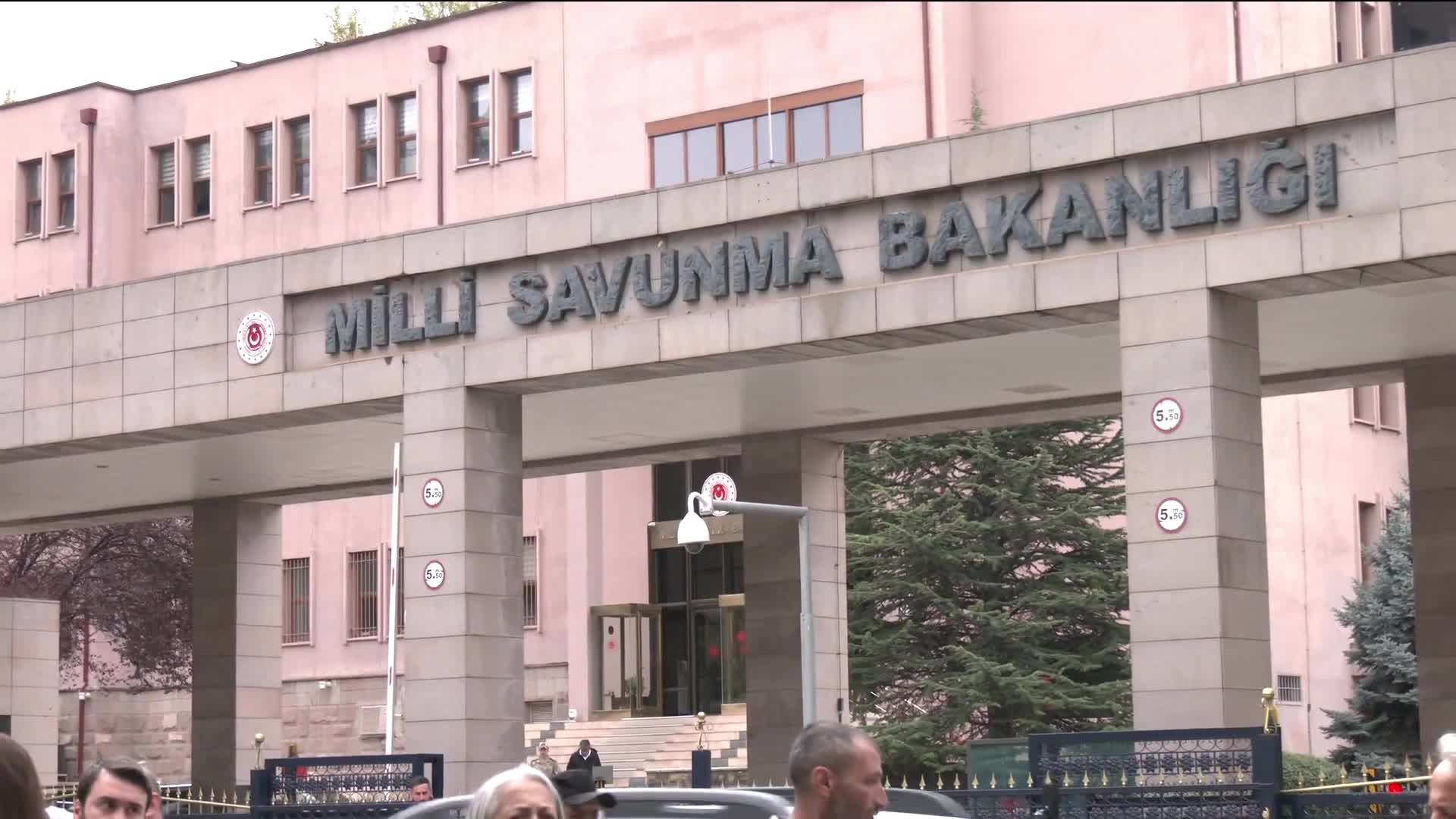 Emekli astsubaylardan MSB önünde açıklama: ''Biz sadaka istemiyoruz, tazminat hakkımızı istiyoruz"