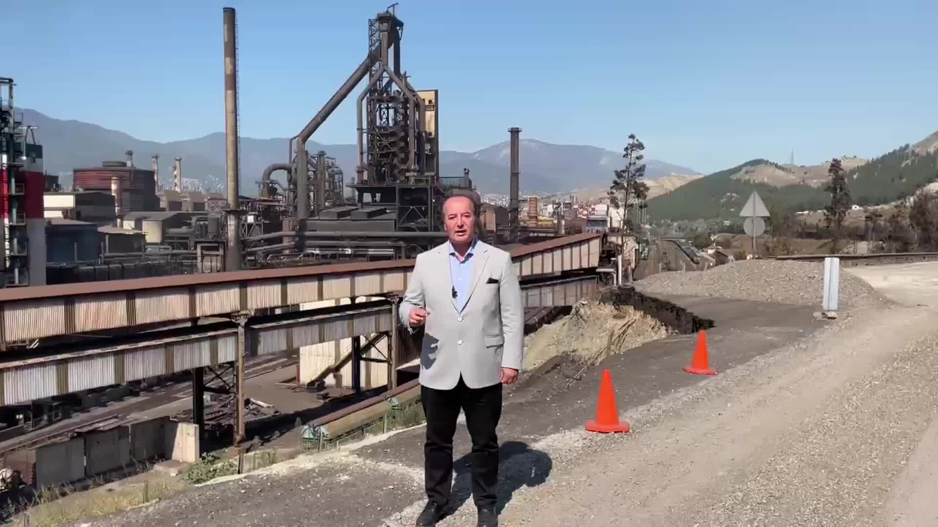 Cevdet Akay, çöken yoldan seslendi: “Bu yolu yapmak için 3 aydır ne bekliyorsunuz”