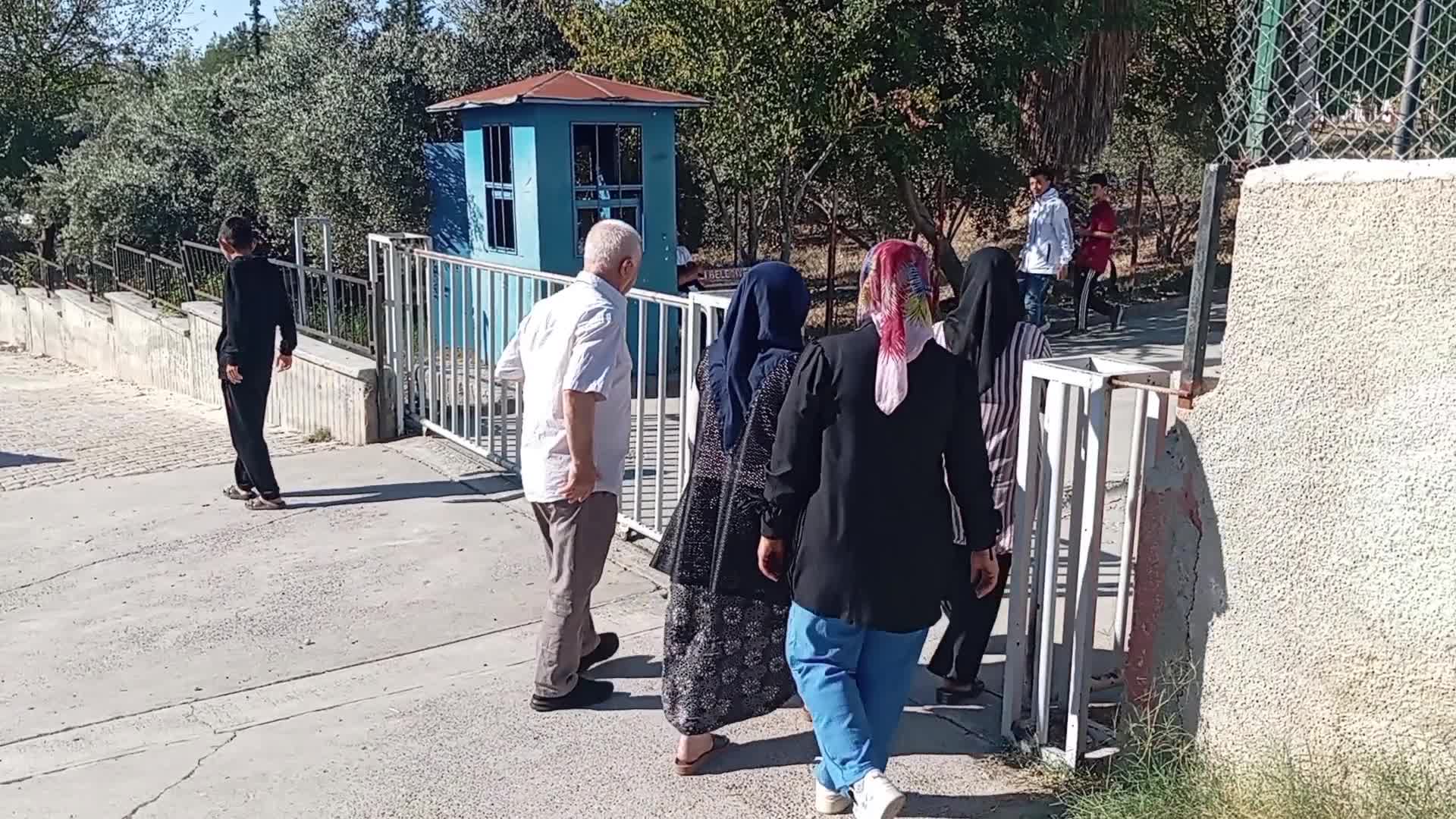 Okullarda temizlik görevlisi olarak çalışan işçilerden 'düşük ücret' tepkisi: "Biz de asgari ücretten ve primden faydalanmak istiyoruz"