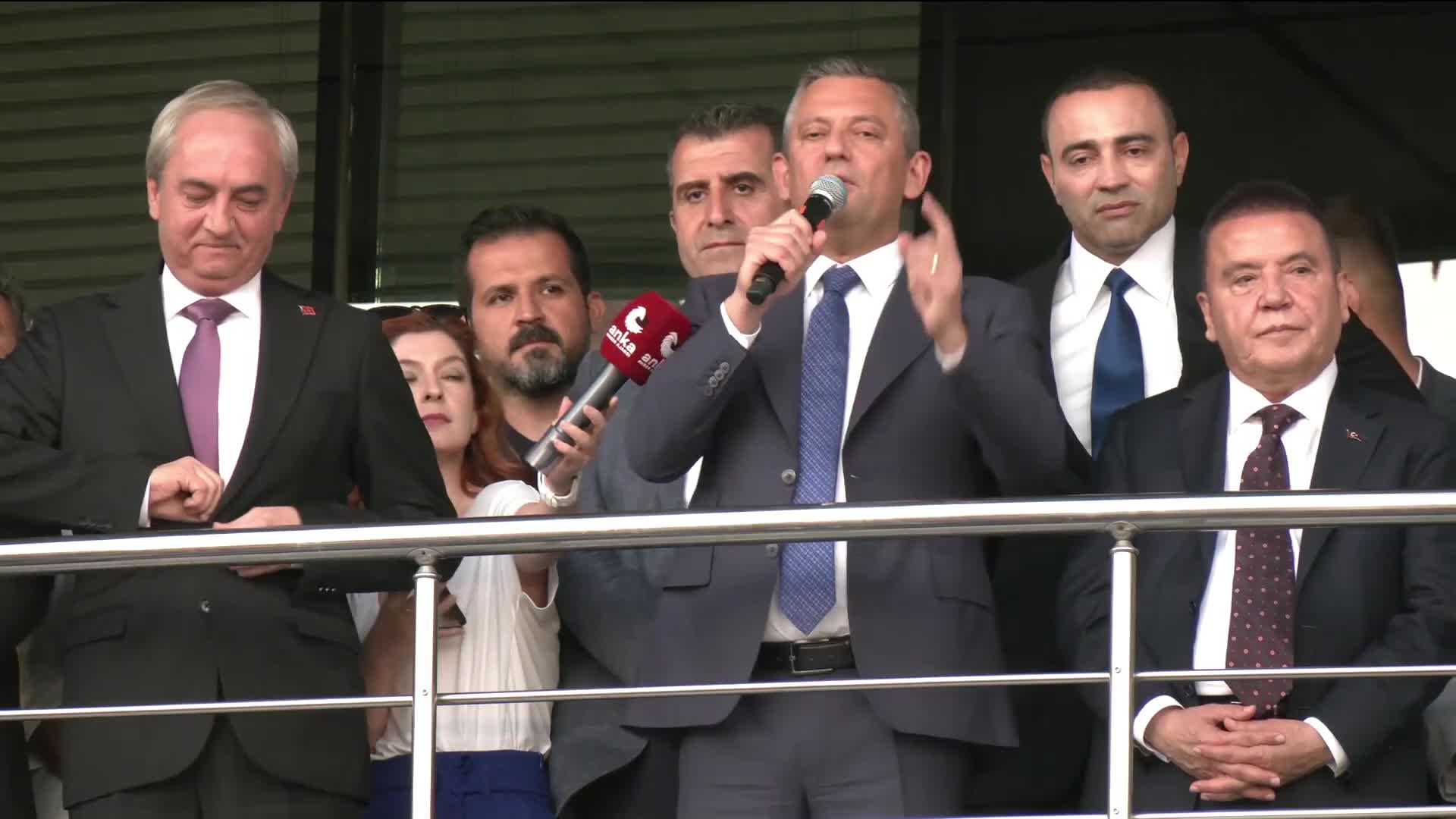 Özgür Özel, Antalya Kepez'de... Özel: "Birilerinin ağırına gitti. Mesut Başkan suçluymuş gibi bir izlenim yarattılar"