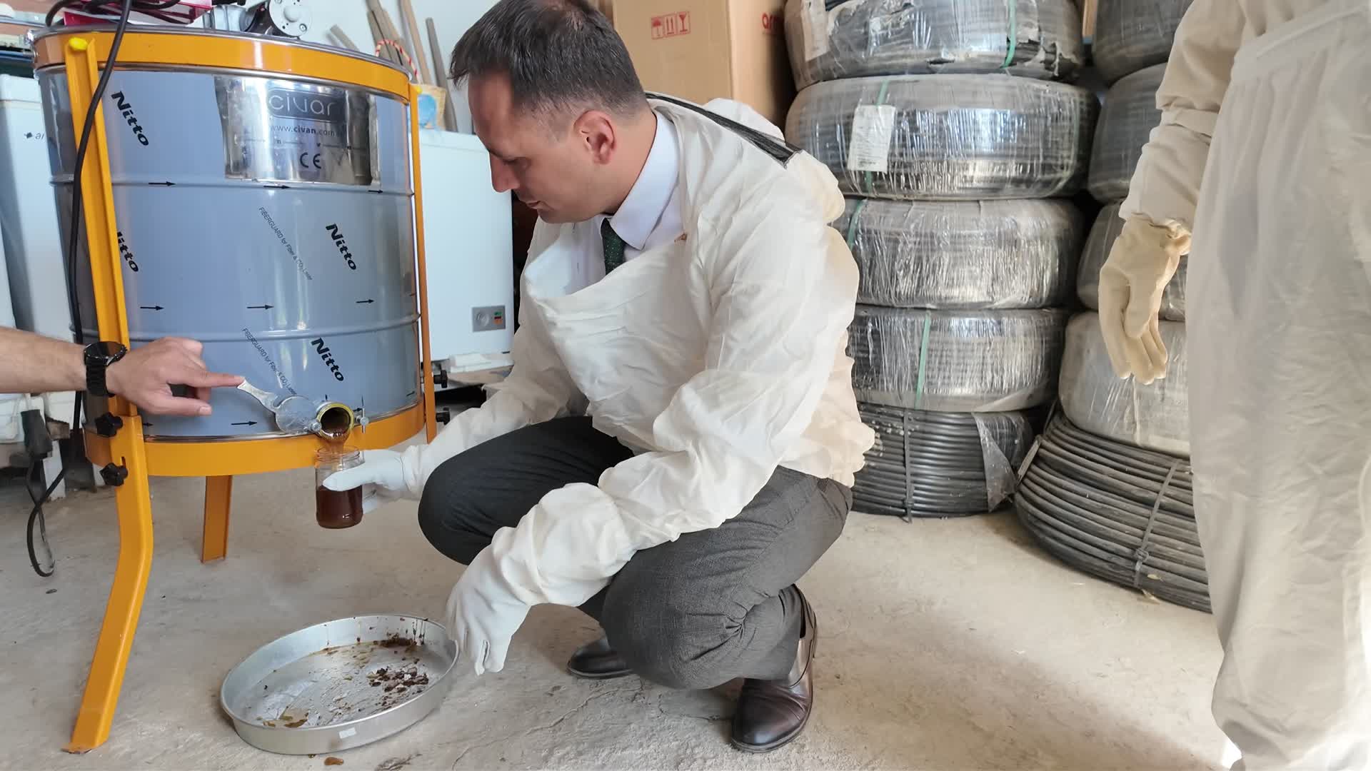 Bornova Belediye Başkanı Eşki, hasat ettiği balları, Kent Market raflarına yerleştirdi